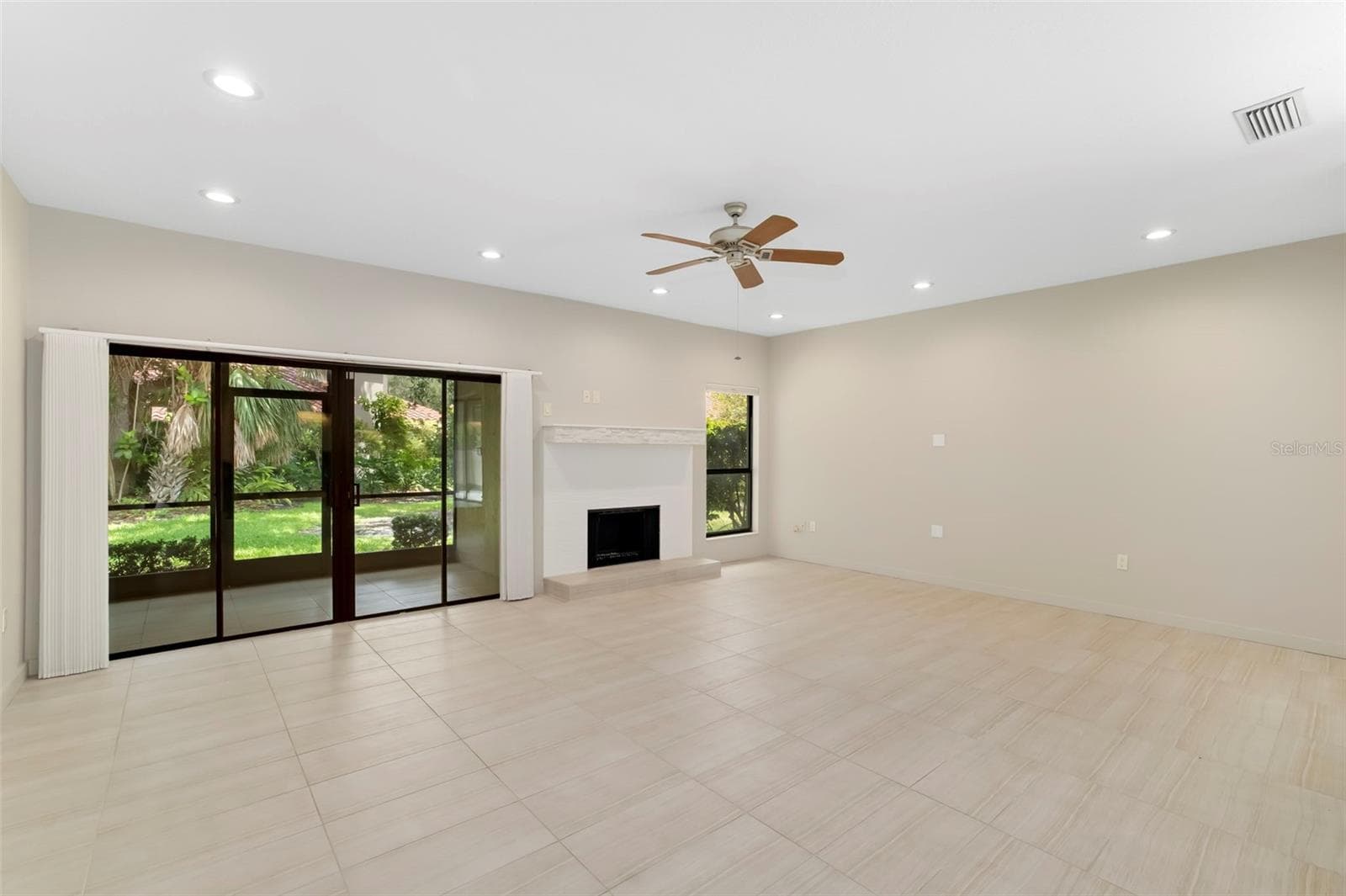 Living Room - 4820 KESTRAL PARK CIR #18, SARASOTA