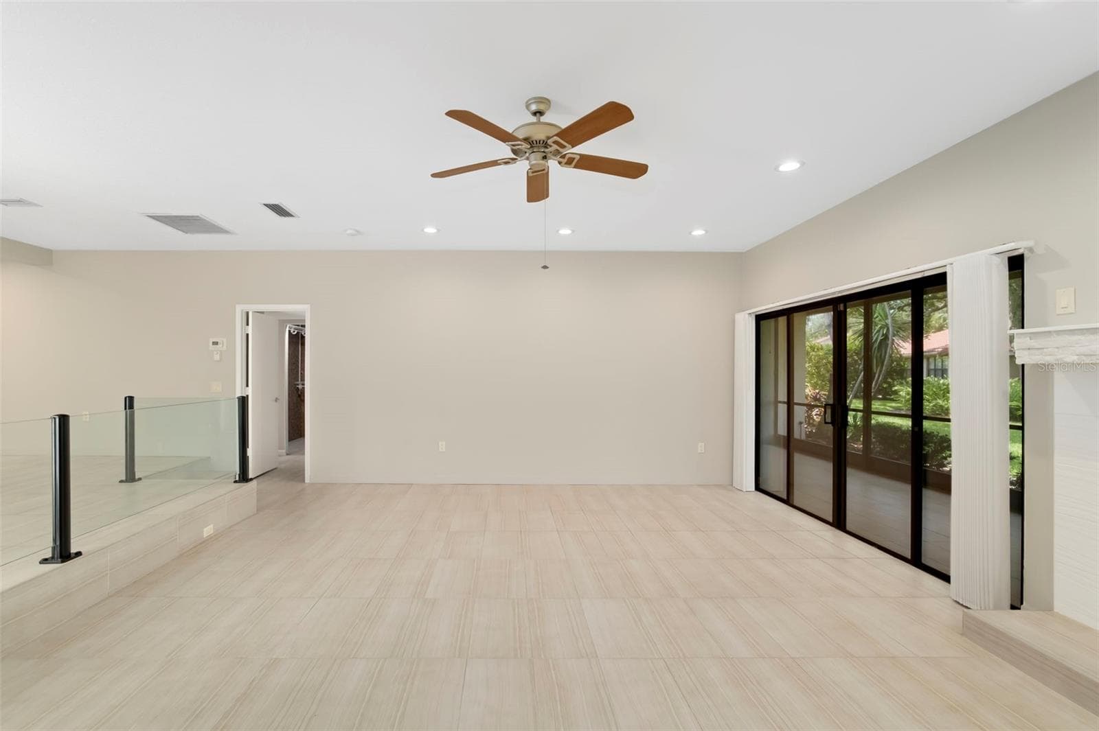 Living Room - 4820 KESTRAL PARK CIR #18, SARASOTA