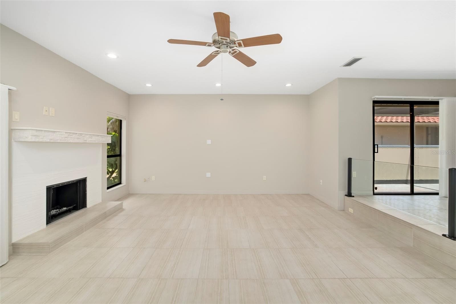 Living Room - 4820 KESTRAL PARK CIR #18, SARASOTA