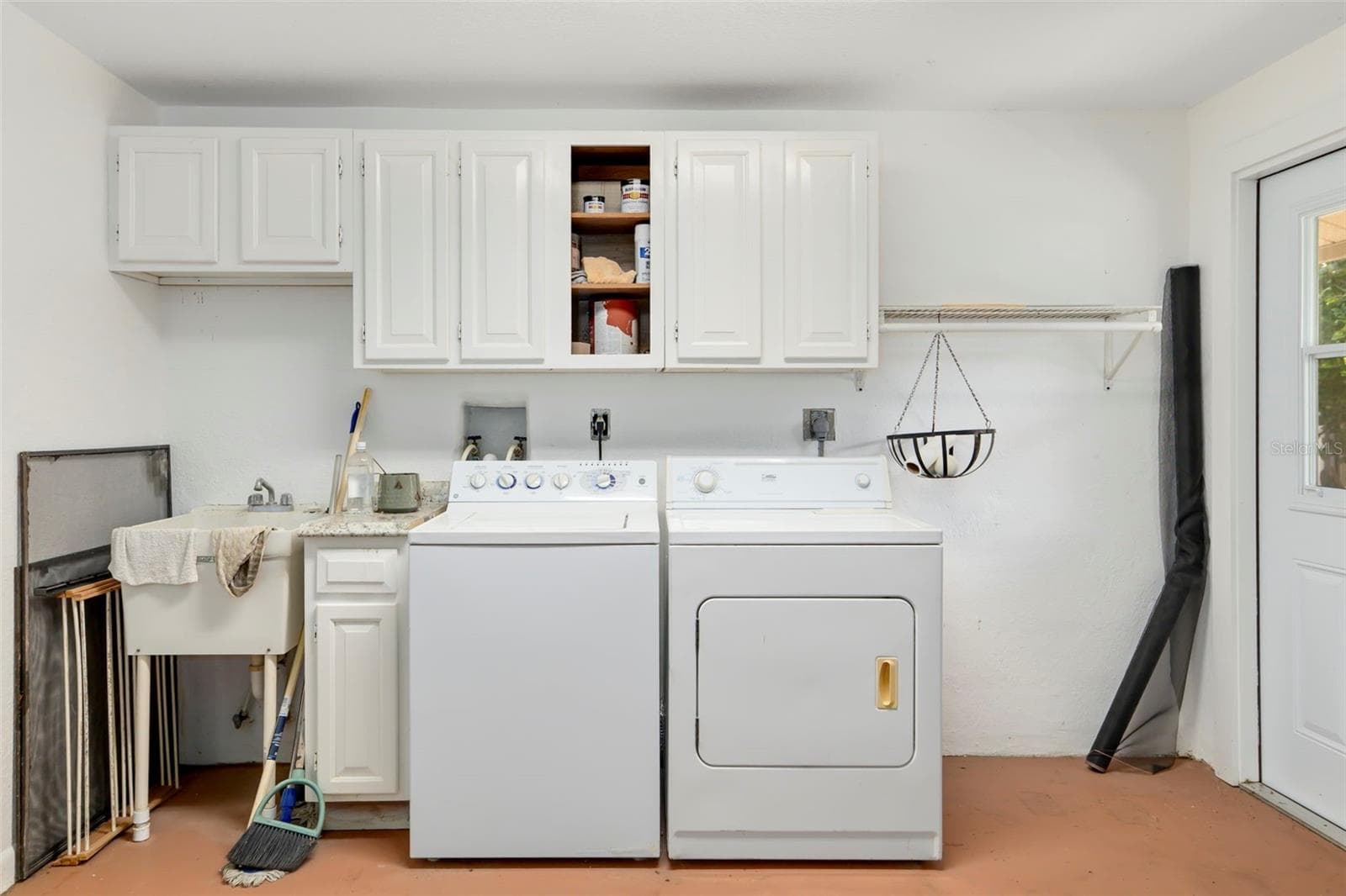 Garage with washer & dryer - 4820 KESTRAL PARK CIR #18, SARASOTA