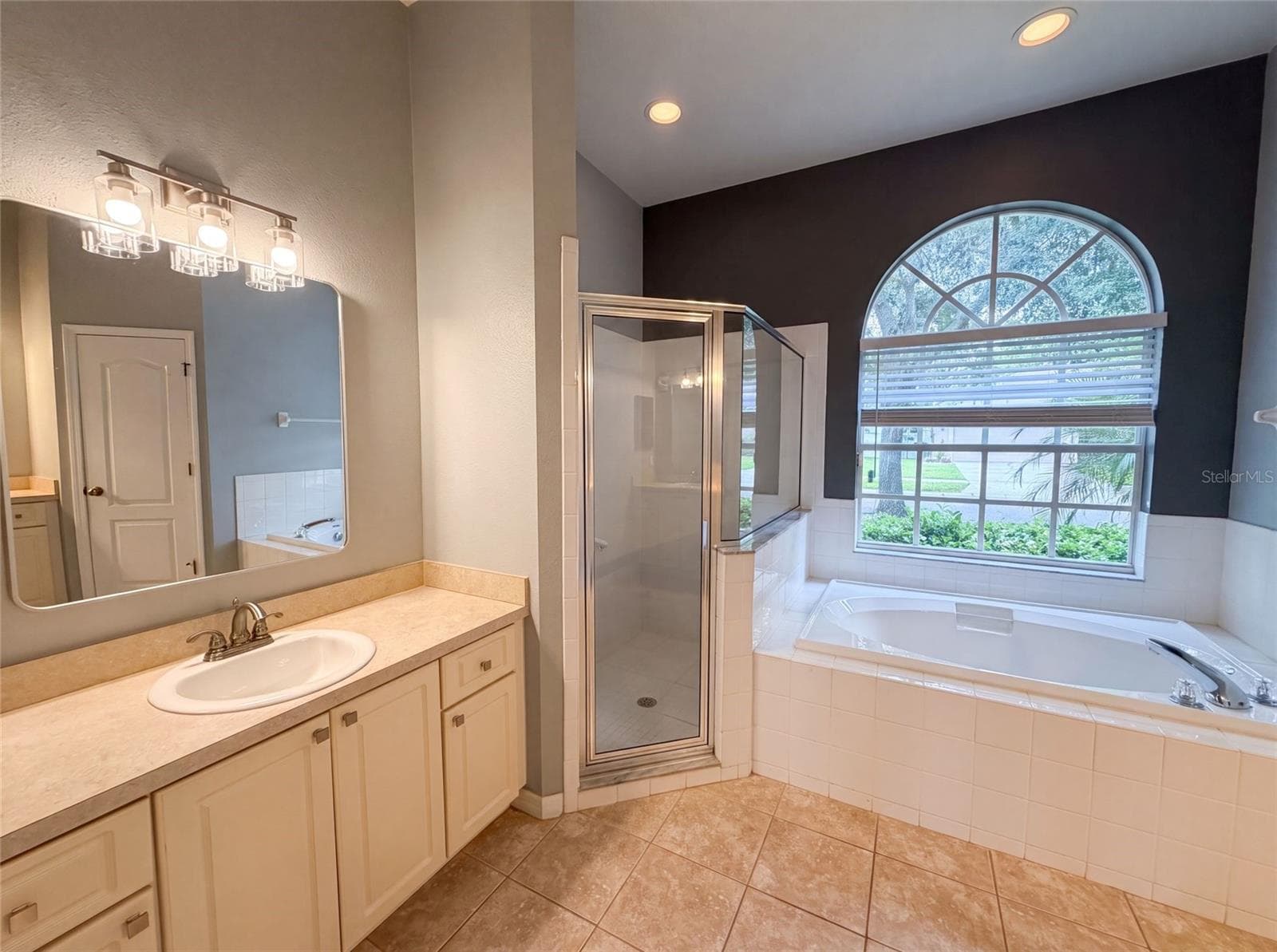 Single Family Residence at 222 TAYLOR BAY LN, BRANDON, photo 5 of 21