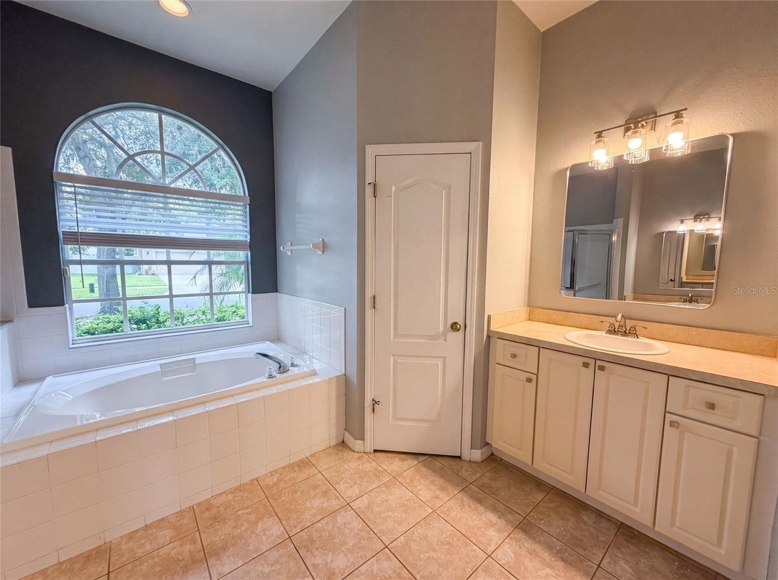 Single Family Residence at 222 TAYLOR BAY LN, BRANDON, photo 6 of 21