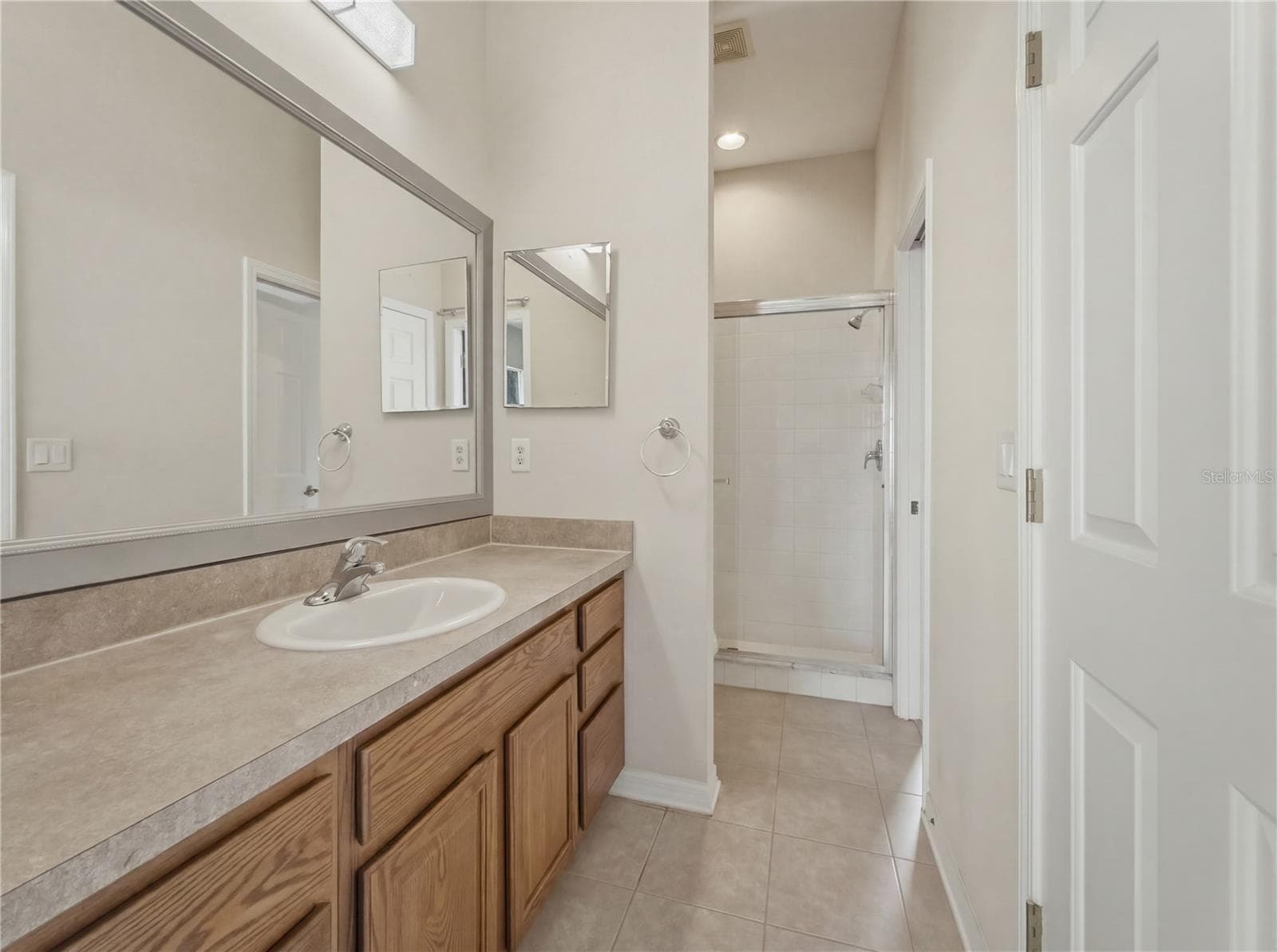 Guest Bath 2 / Bedroom 2 Bath- 11530 Oyster Bay Circle, New Port Richey, FL 34654 - 11530 OYSTER BAY CIR, NEW PORT RICHEY