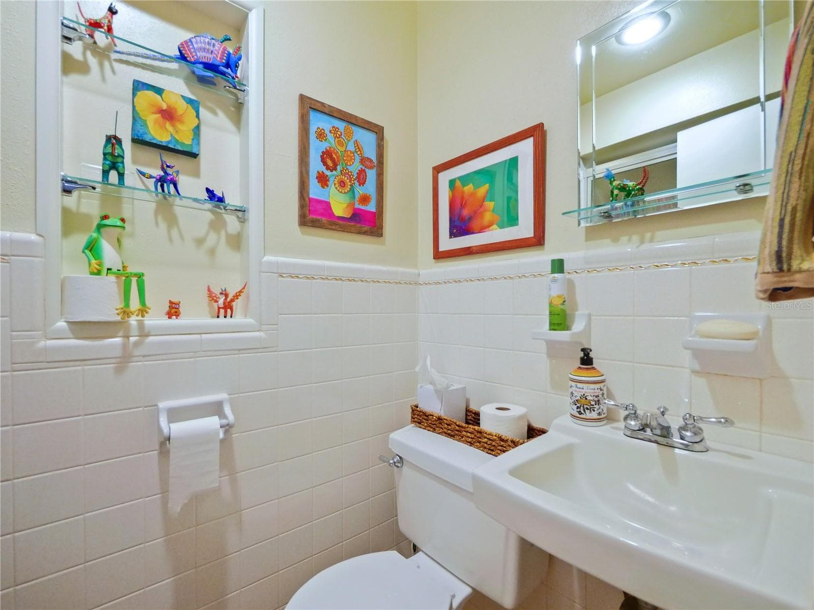 FULL BATH OFF FAMILY ROOM - 5701 CROSS FOX LN, OVIEDO