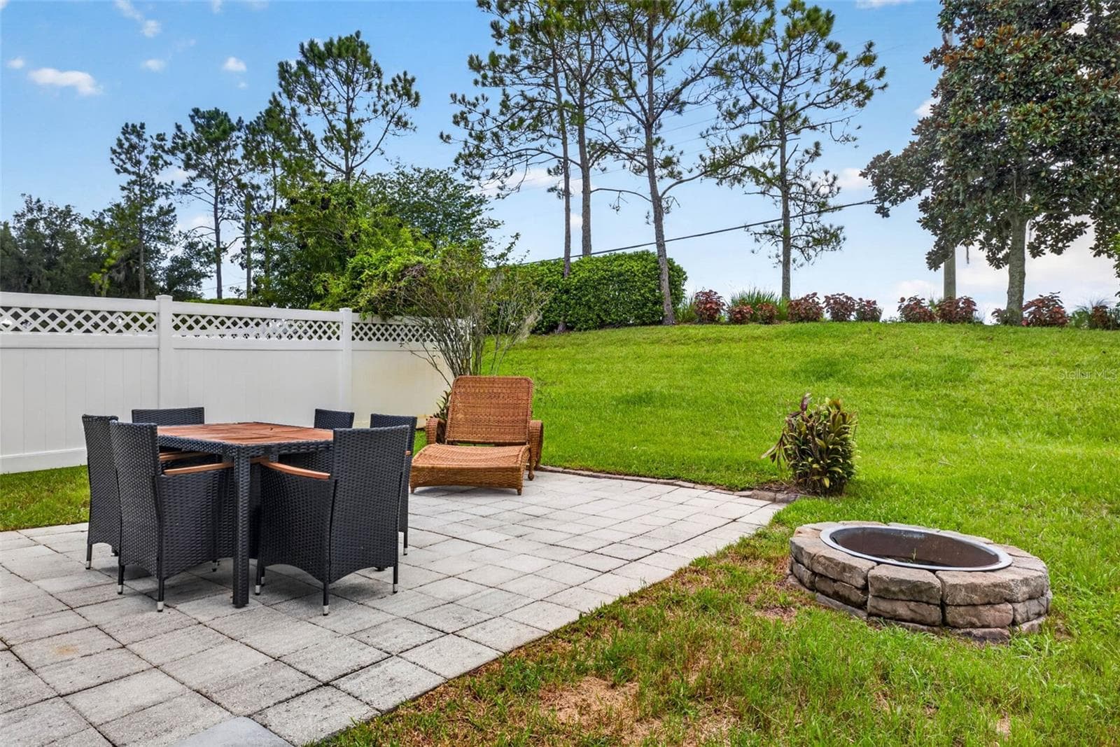 Large backyard can be fully fenced in. - 7360 BRIDGEVIEW DR, WESLEY CHAPEL