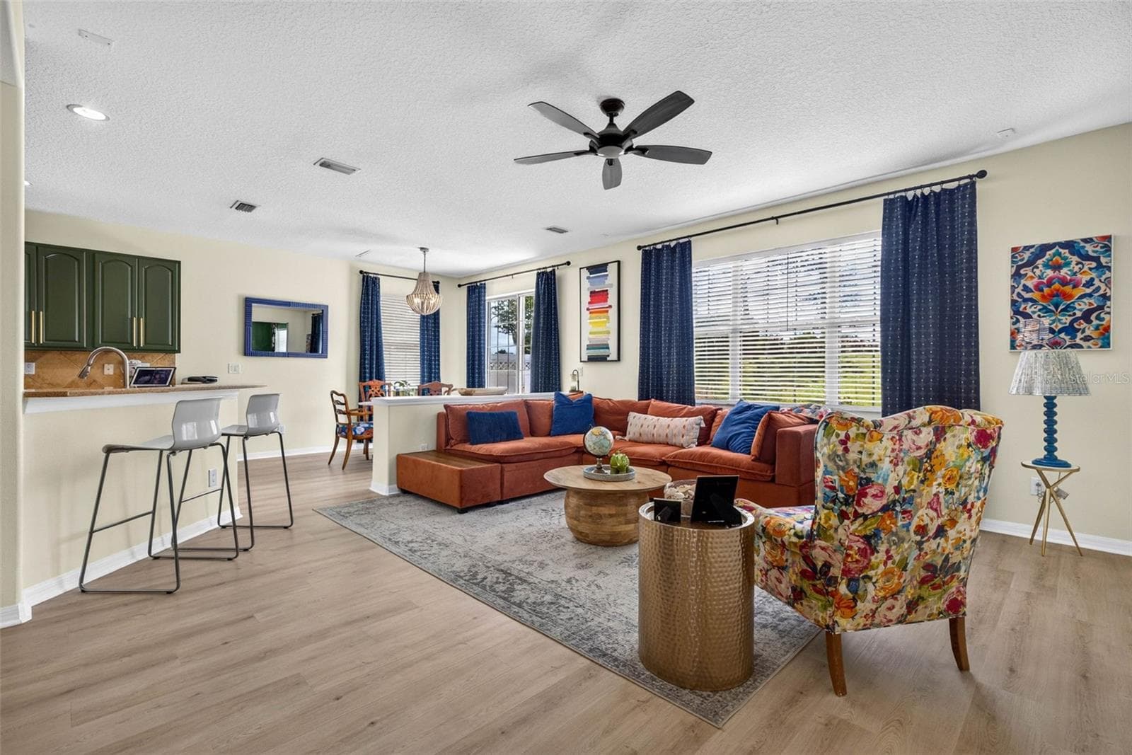 Living room looking on to the kitchen - 7360 BRIDGEVIEW DR, WESLEY CHAPEL
