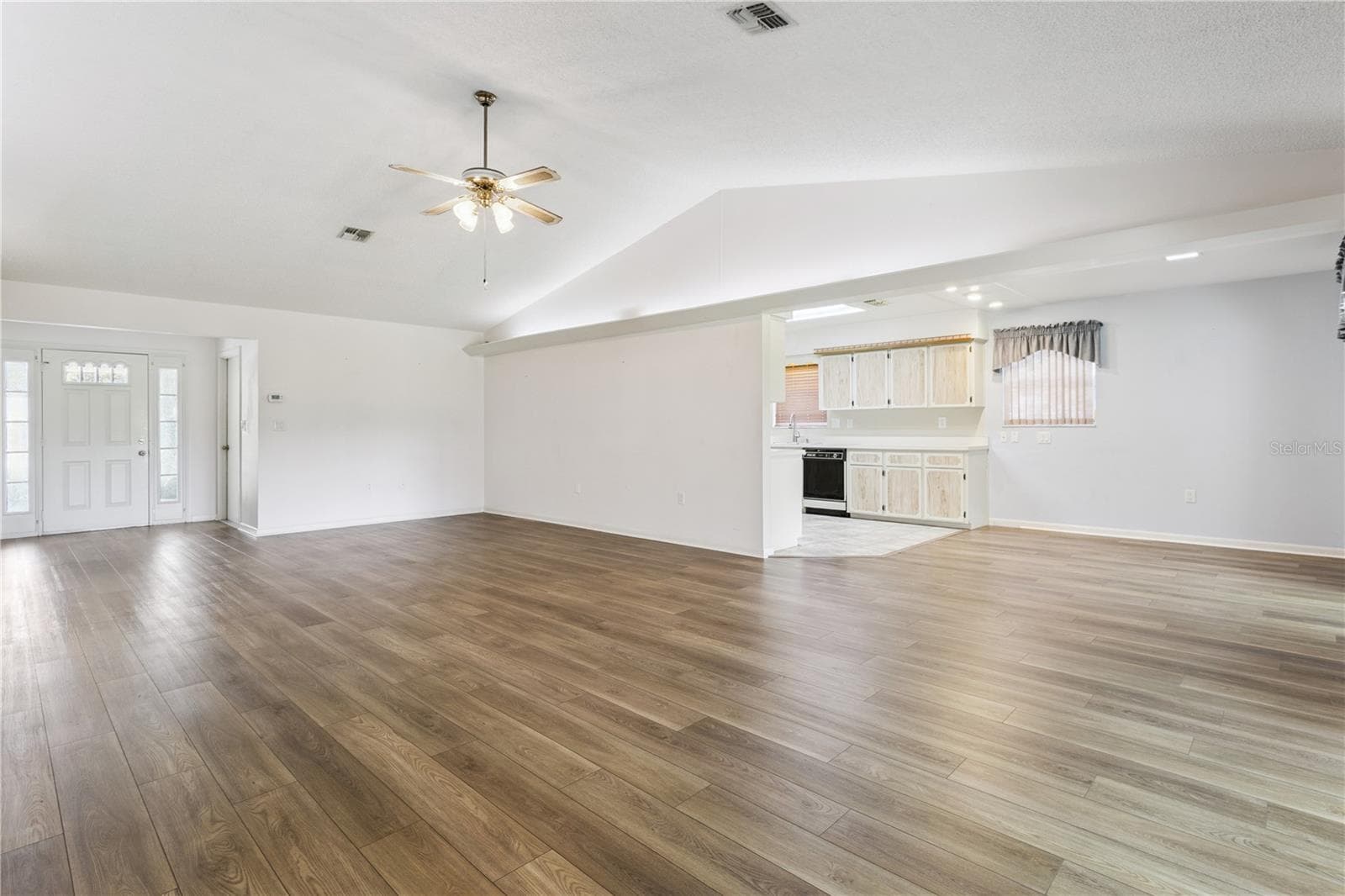 Open floor plan - 32 GORDON CT, LEESBURG