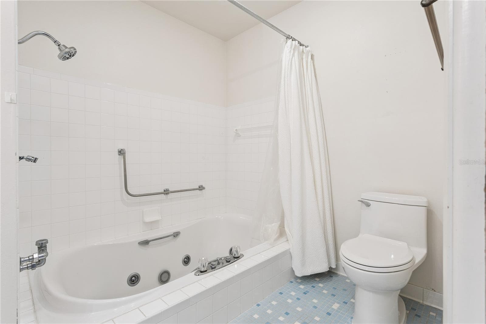 Large tub - 32 GORDON CT, LEESBURG