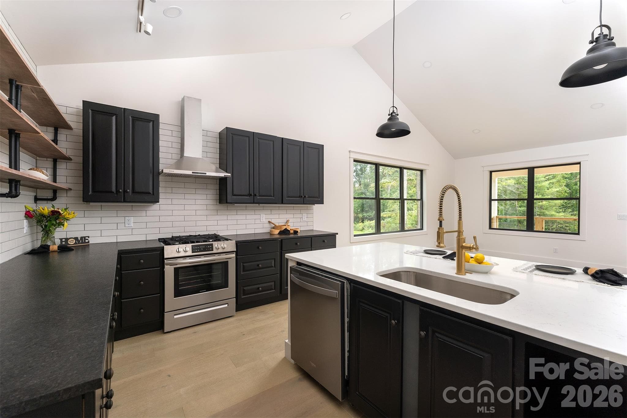 Single Family Residence at 808 Maybank Drive, Hendersonville, photo 7 of 32
