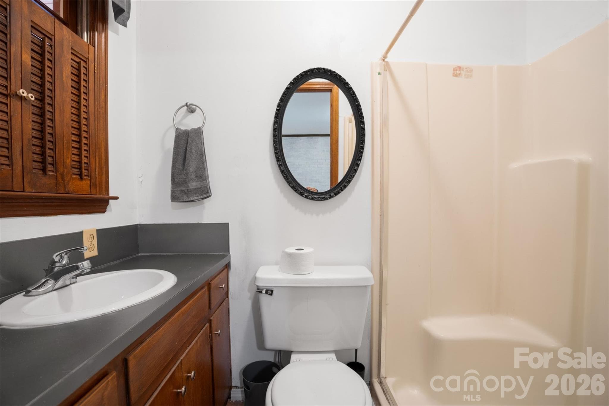 Full Bath - 218 S Plantation Road, Lancaster