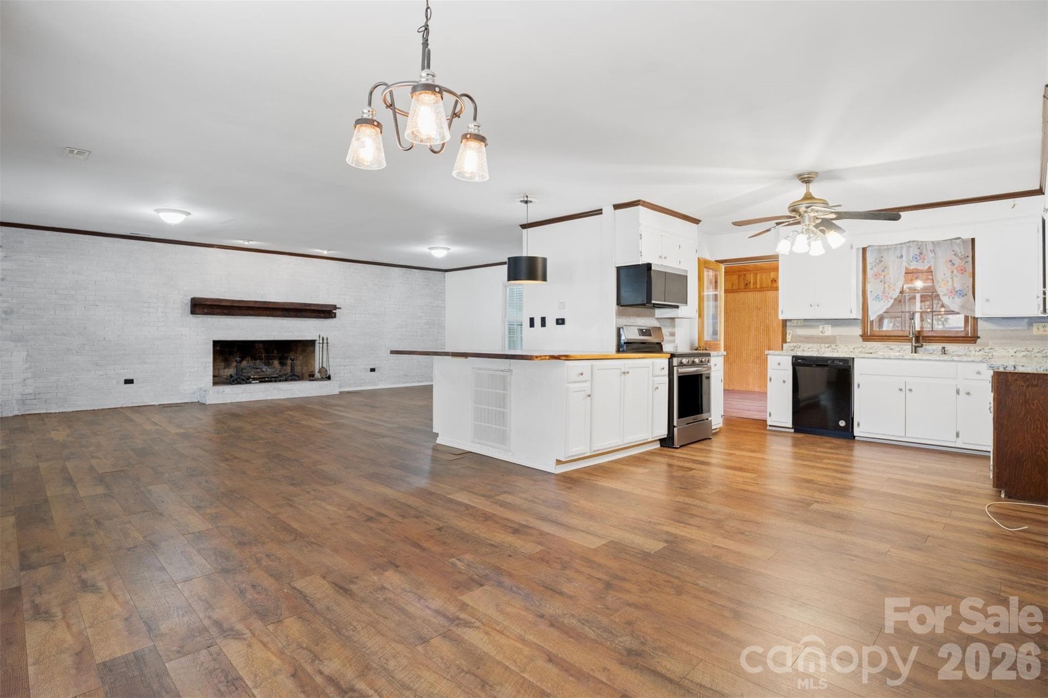 Great Room & Kitchen - 218 S Plantation Road, Lancaster