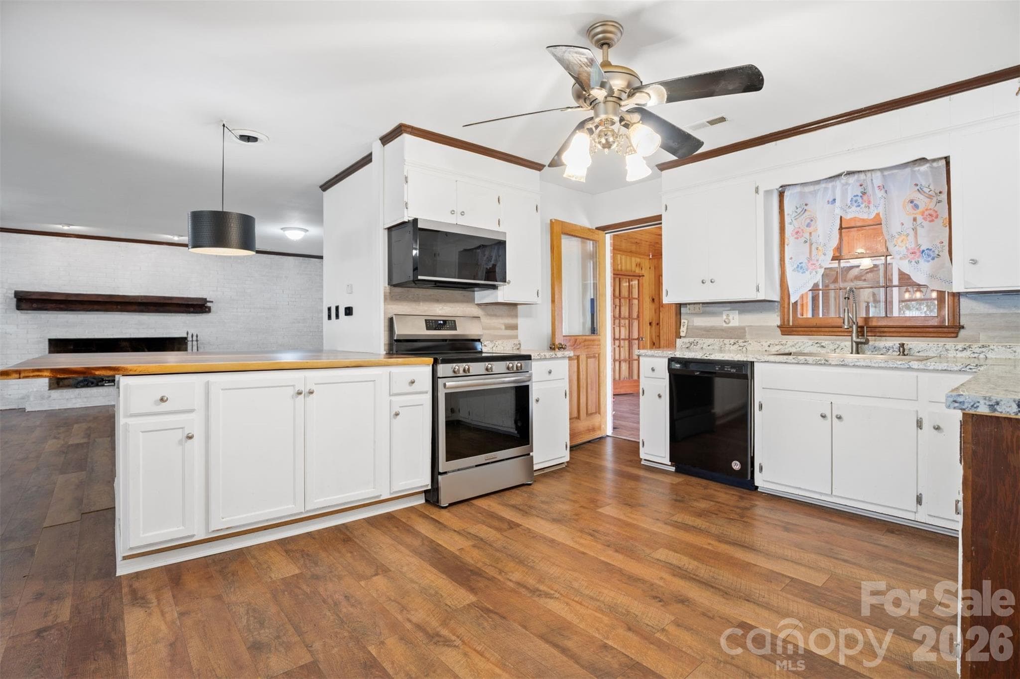 Kitchen - 218 S Plantation Road, Lancaster