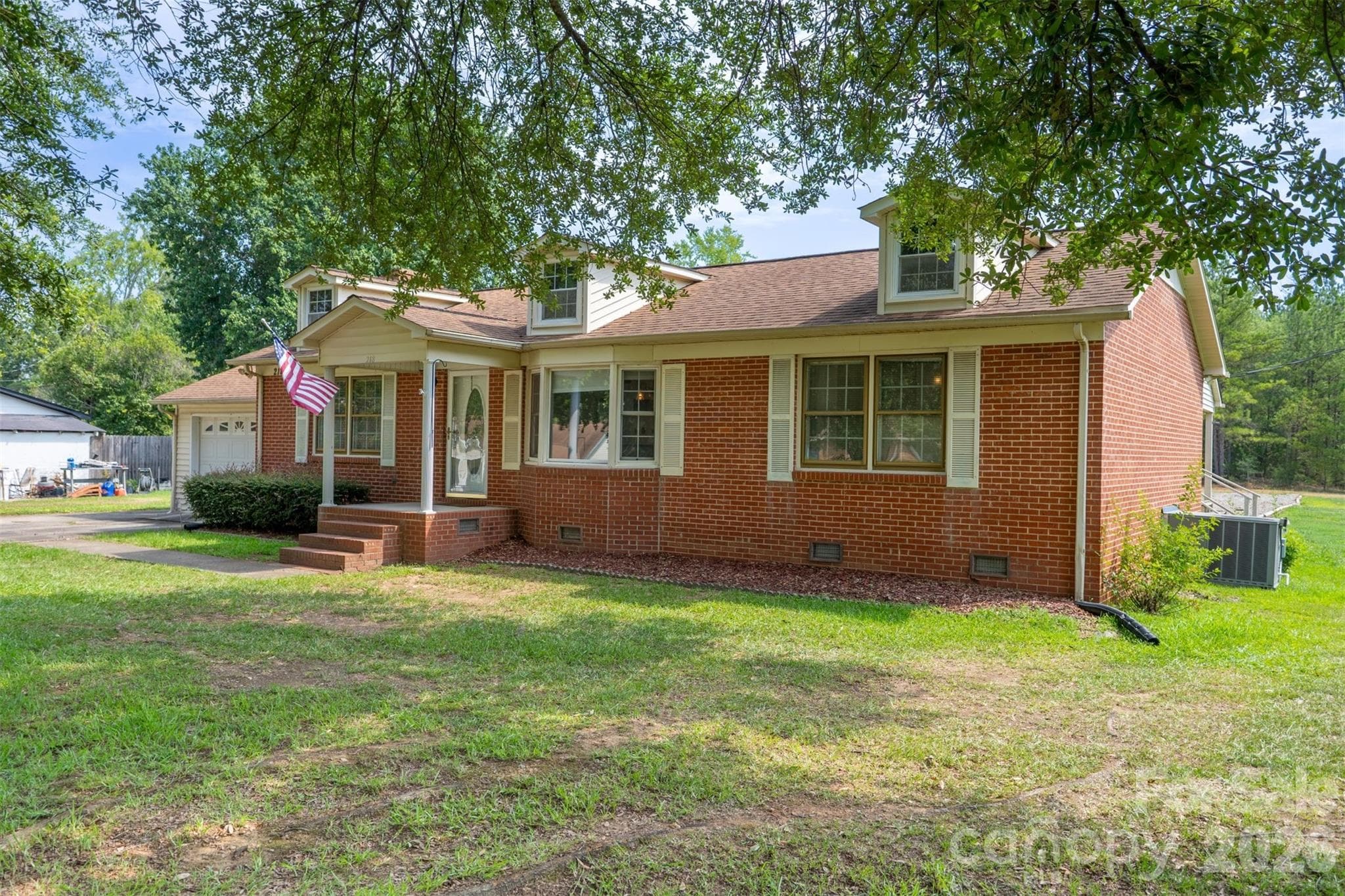 Welcome Home! - 218 S Plantation Road, Lancaster