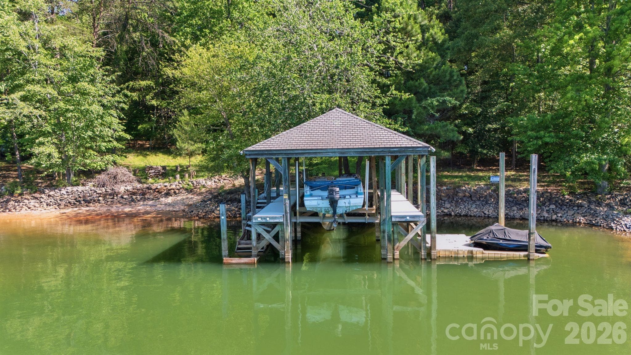 Fixed dock with boat lift. - 161 Eagle Chase Lane, Troutman