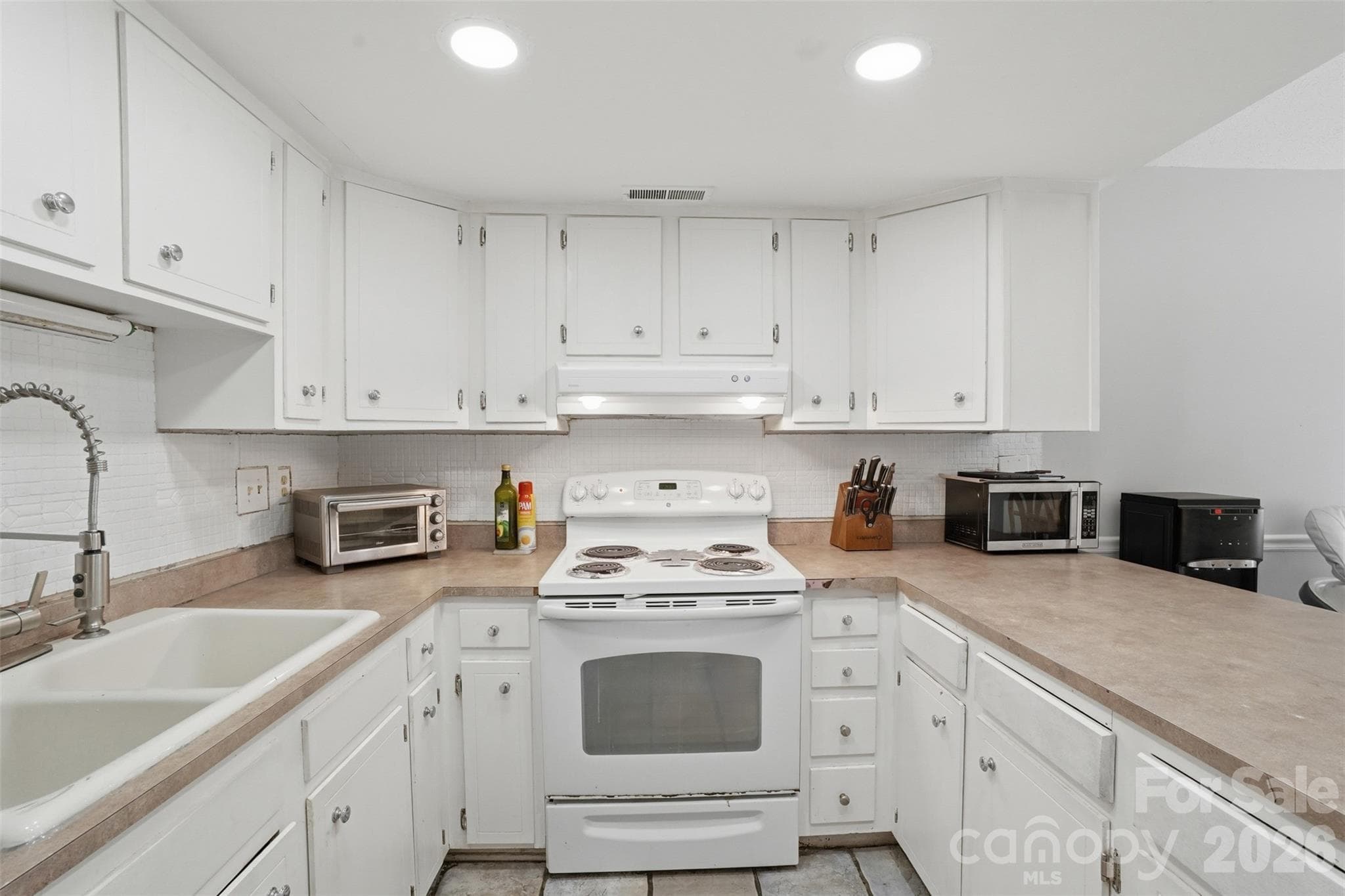 Townhouse at 8338 Cricket Lake Drive, Charlotte, photo 11 of 41