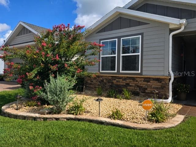 Beautifully landscaped with flowering bushes and plants - 5662 NW 40TH LOOP, OCALA