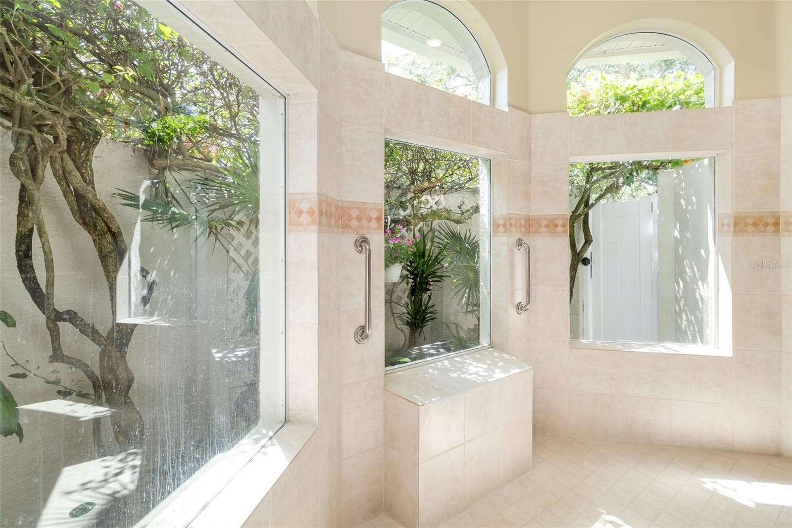 Two-sided shower with garden privacy wall - 2528 TOM MORRIS DR, SARASOTA