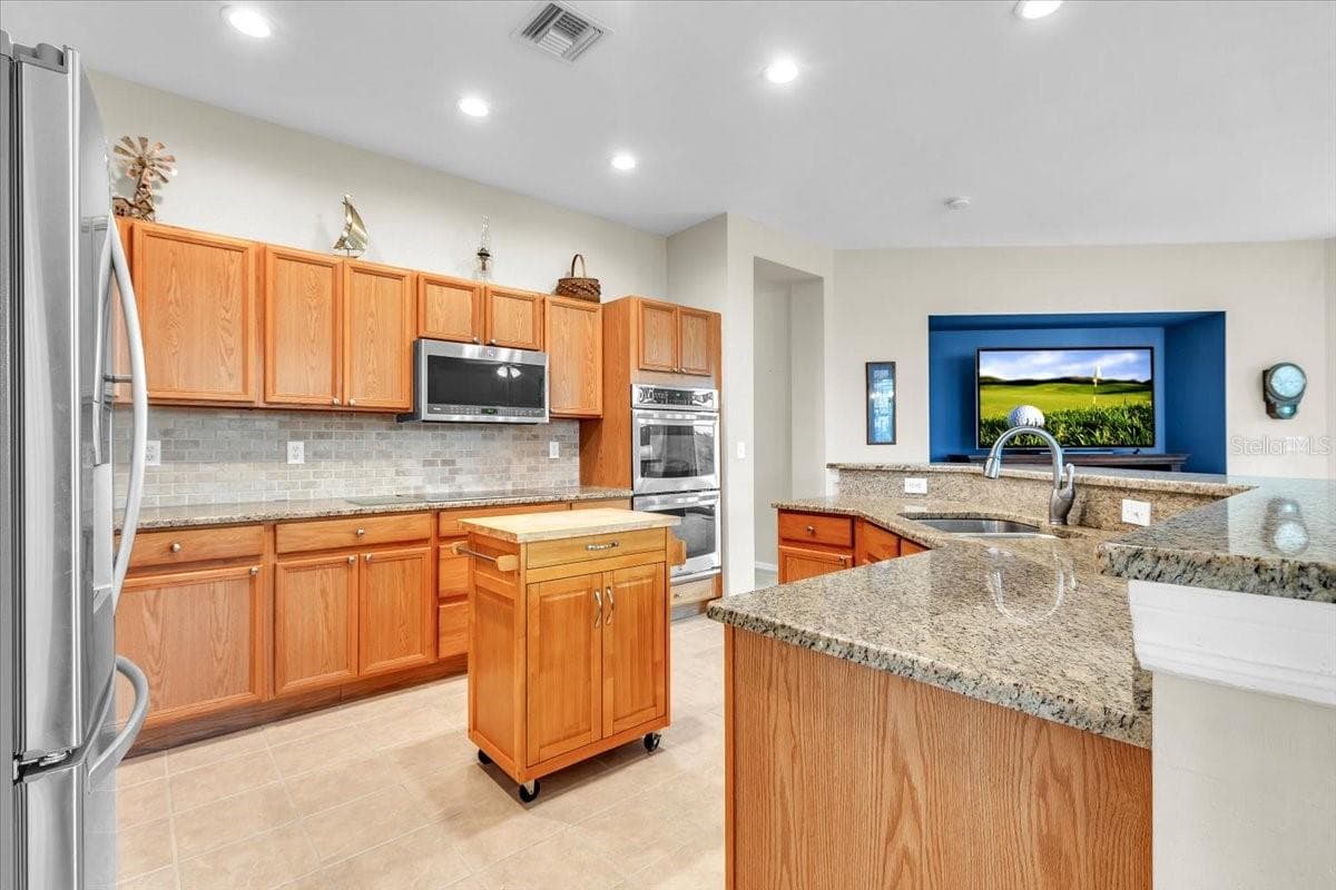 Single Family Residence at 12933 SW PEMBROKE CIR S, LAKE SUZY, photo 12 of 47