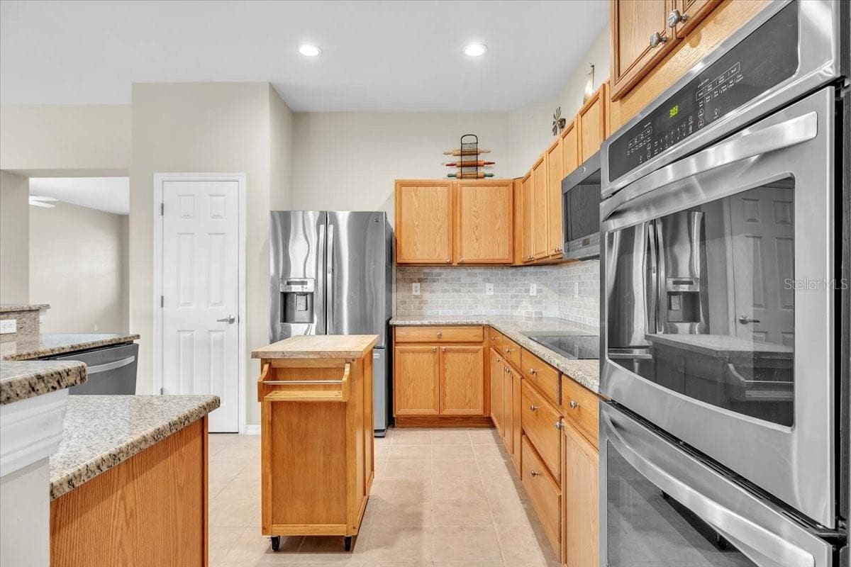 Single Family Residence at 12933 SW PEMBROKE CIR S, LAKE SUZY, photo 15 of 47