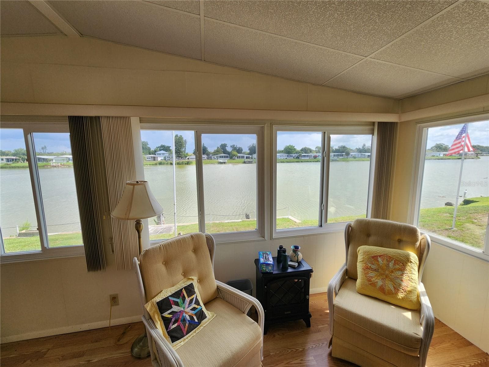 Florida Room overlooks the lake - 808 53RD AVE E #169, BRADENTON