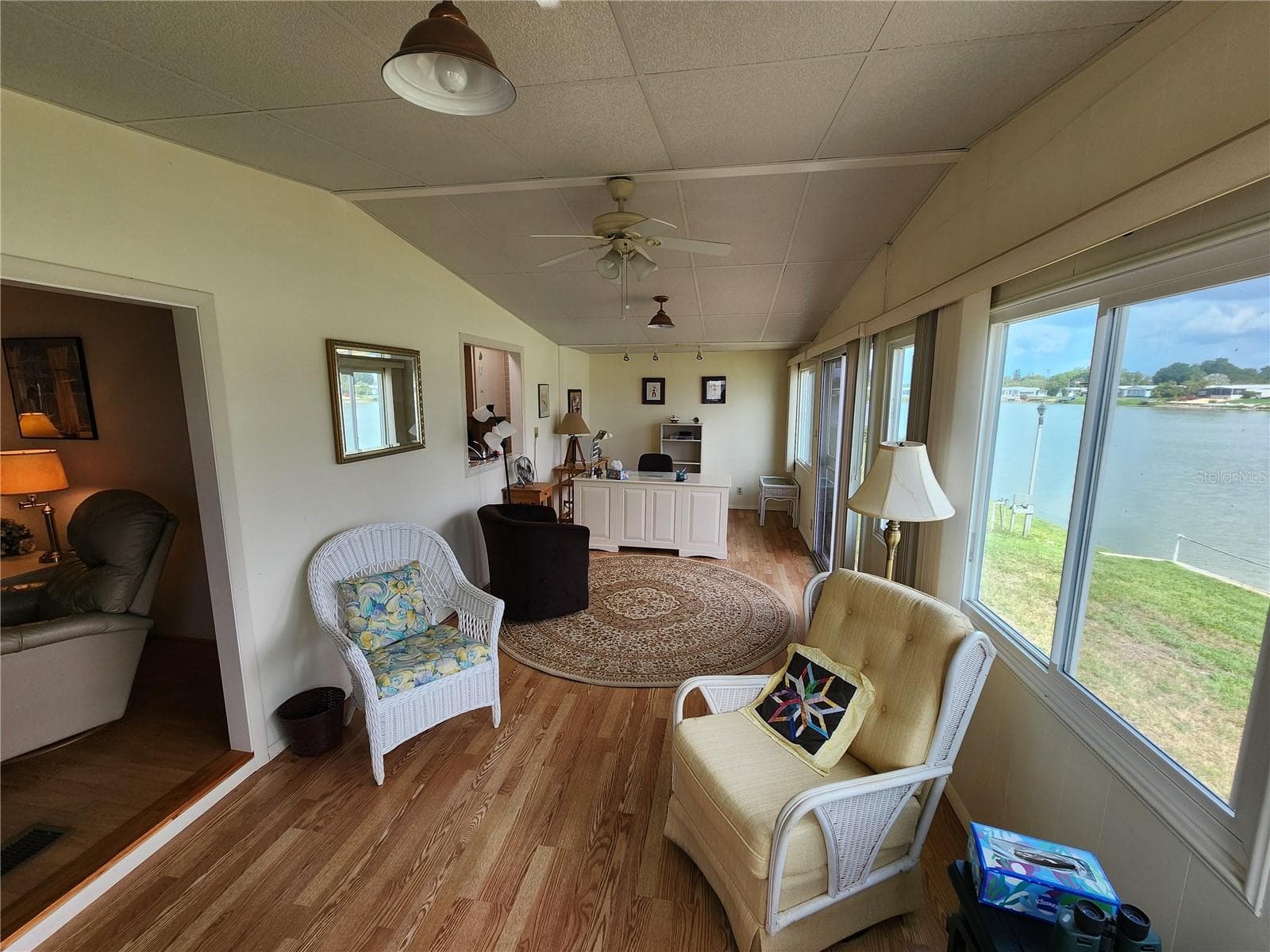 Florida Room overlooking the lake - 808 53RD AVE E #169, BRADENTON