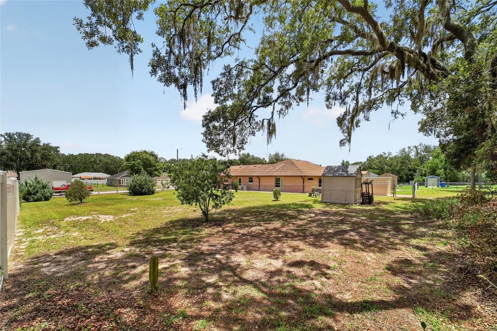 Extra lot from opposite corner toward house and street - 16364 SE 89TH TER, SUMMERFIELD