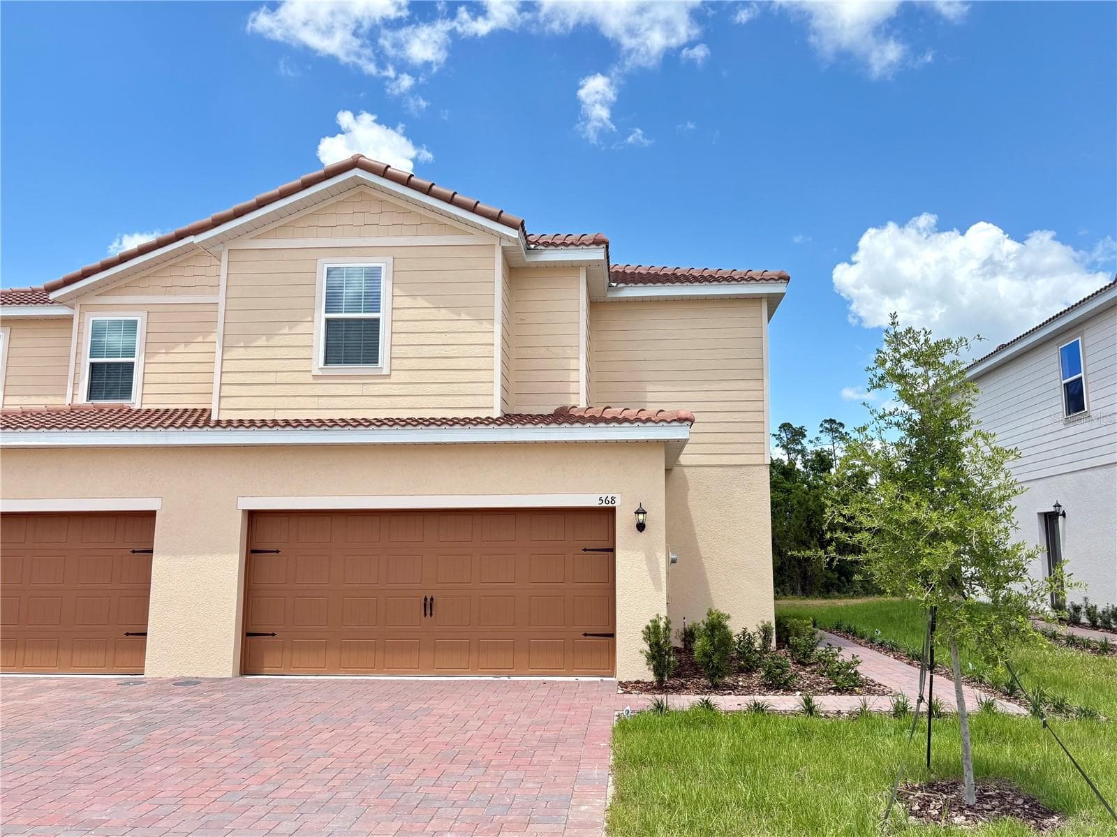 568 BAY LEAF DR