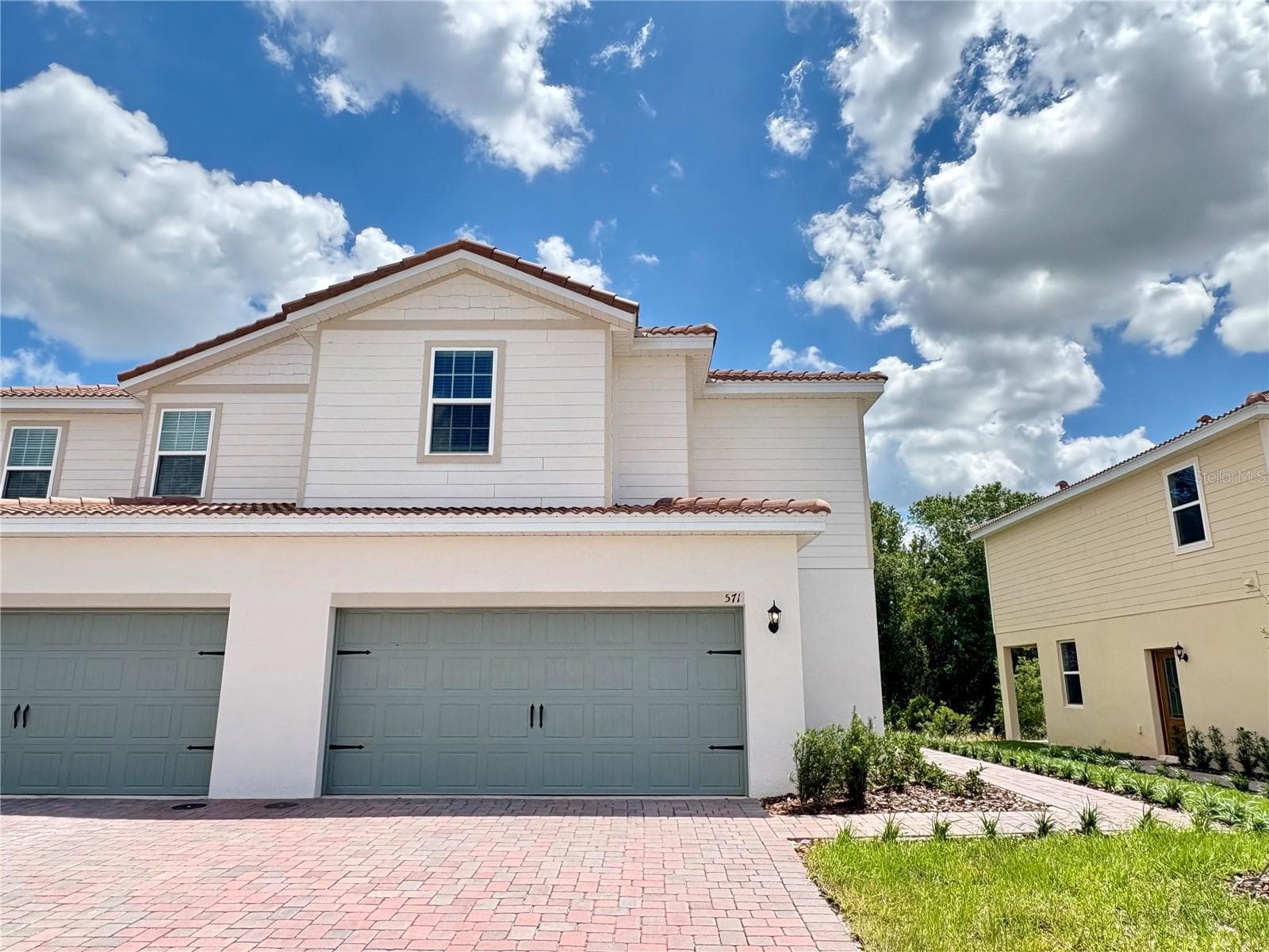 571 BAY LEAF DR