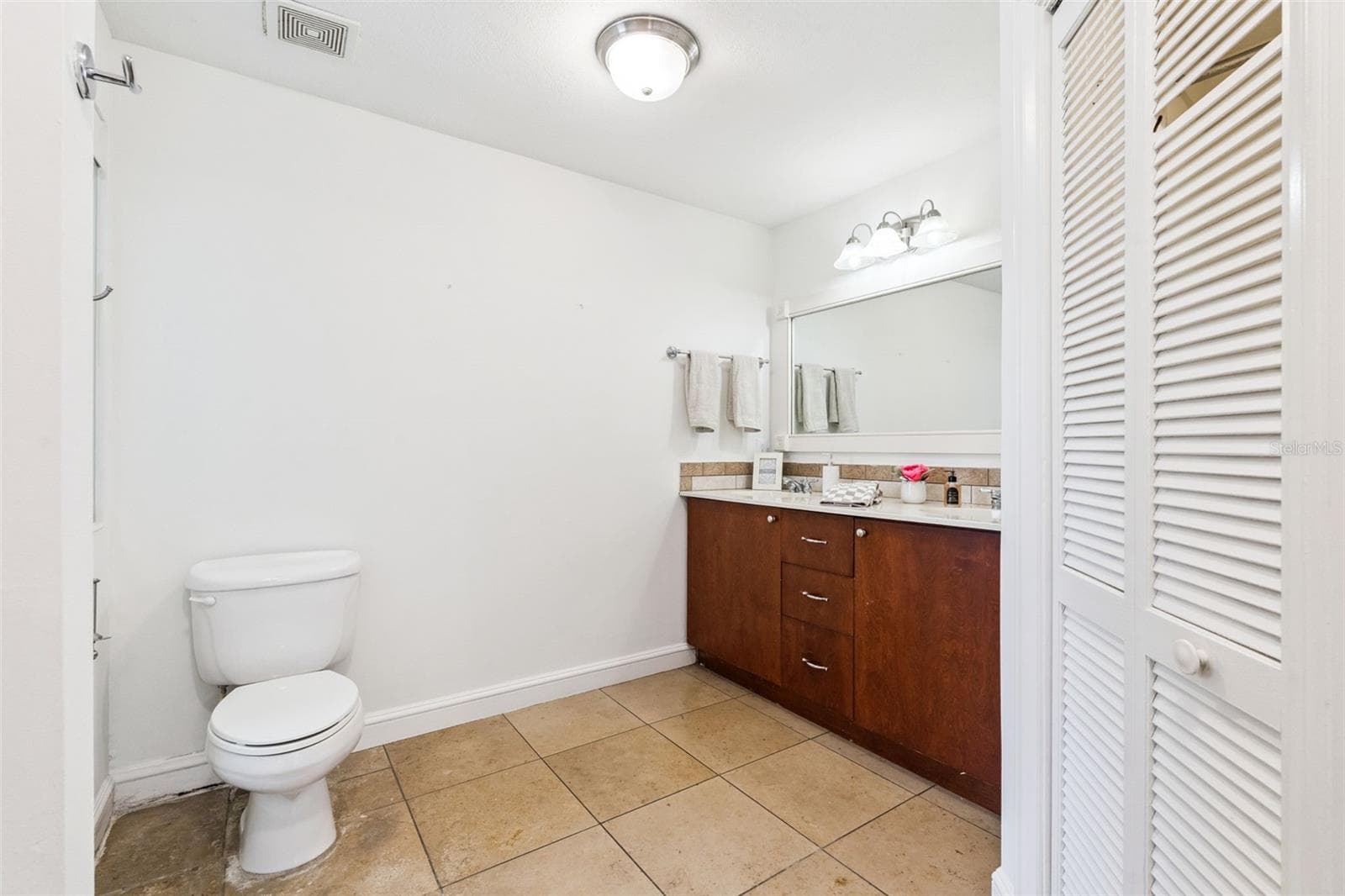 Primary Double Sink Vanity - 9433 PALM TREE DR, WINDERMERE
