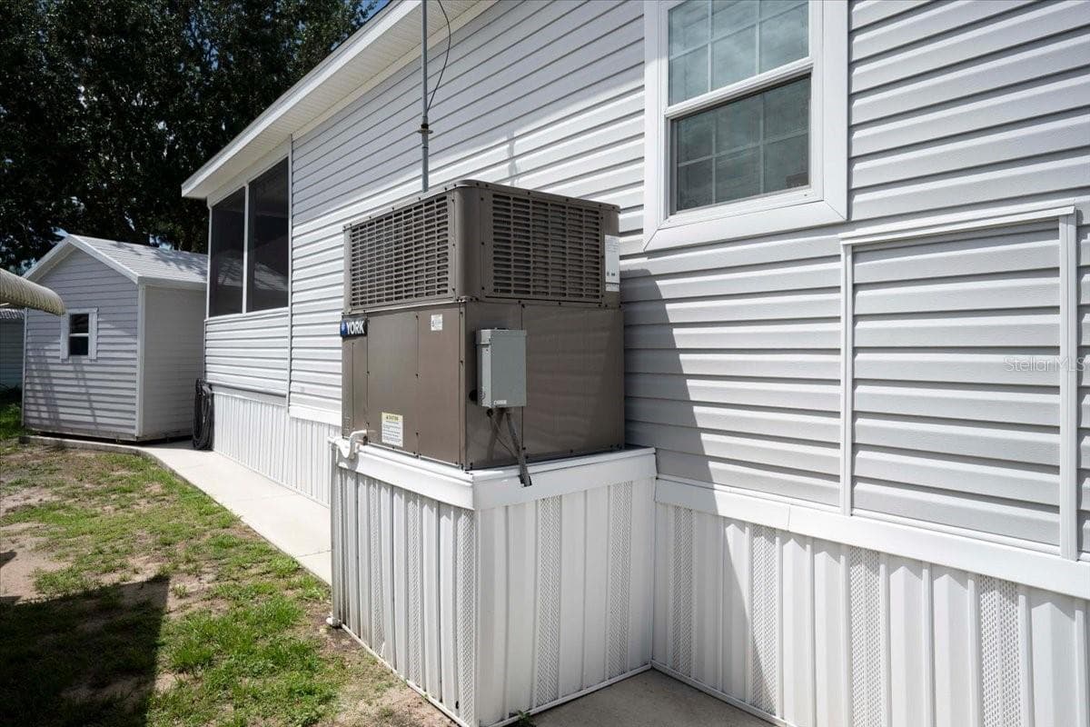Manufactured Home at 20 BEAVERKILL DR, LAKE WALES, photo 27 of 30