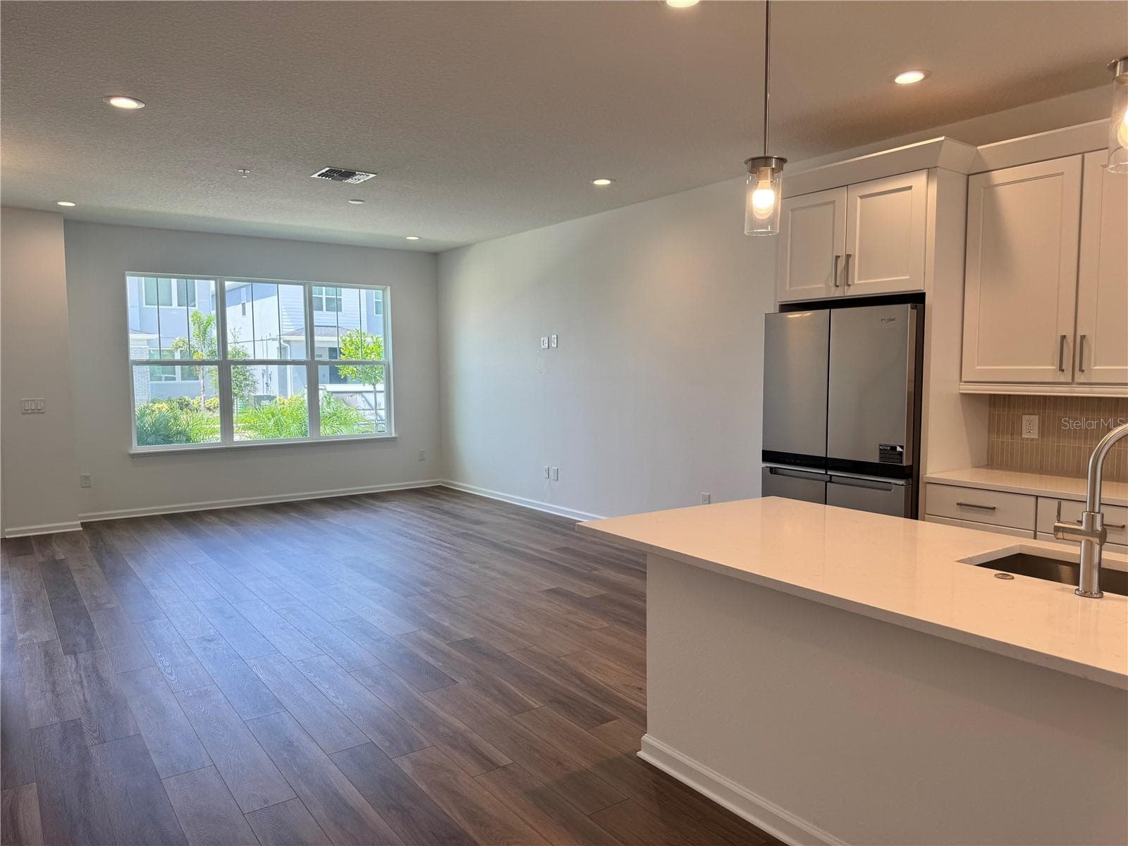 Large windows provide amazing natural lighting - 1888 CROWNCREST DR, APOPKA