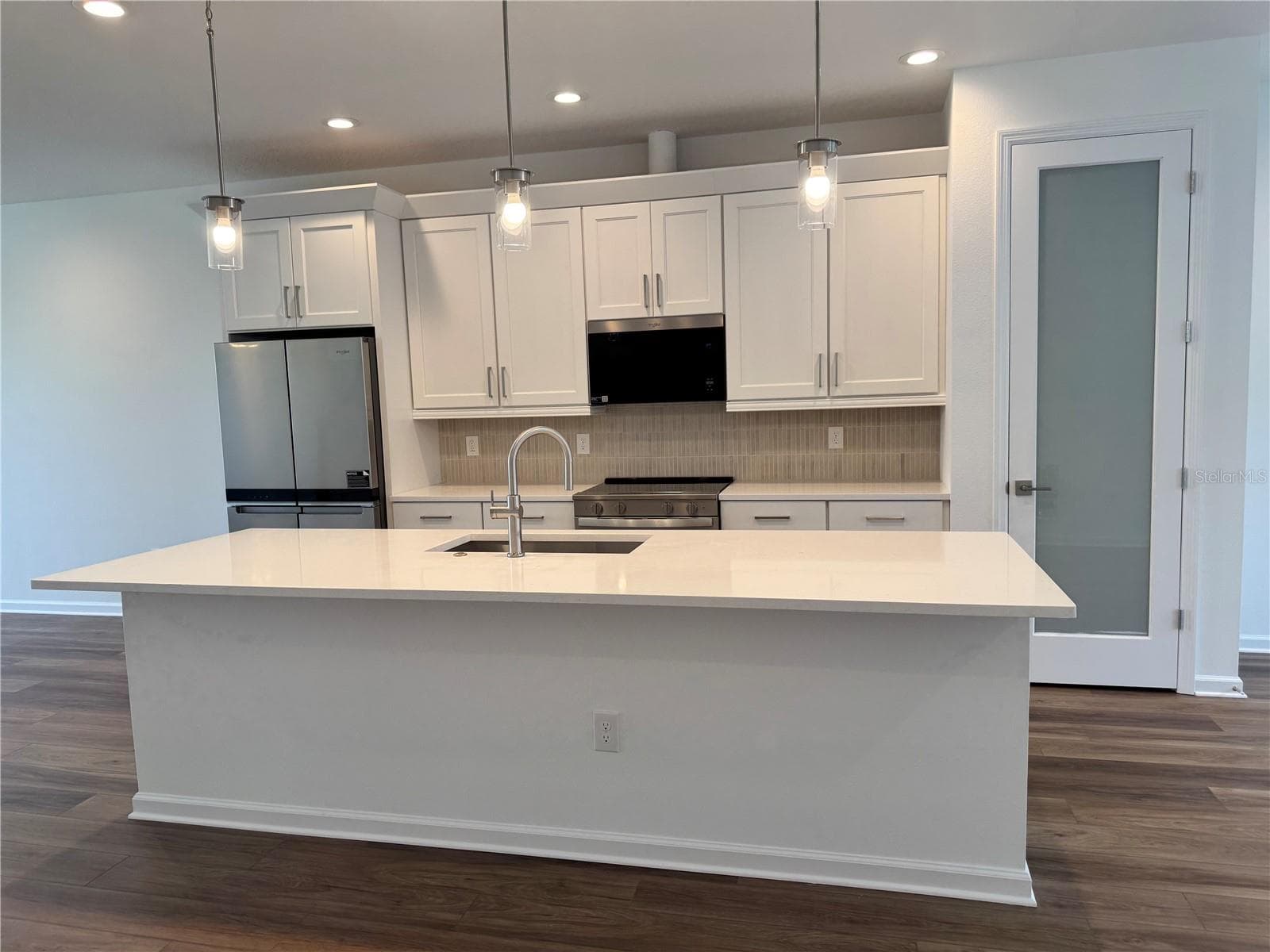 Oversized kitchen island - 1888 CROWNCREST DR, APOPKA