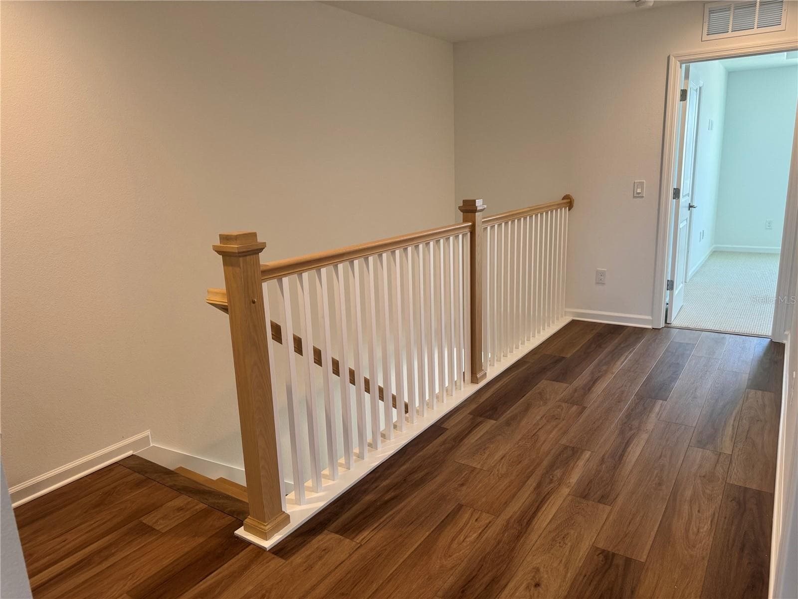 Wide stairs landing - 1888 CROWNCREST DR, APOPKA