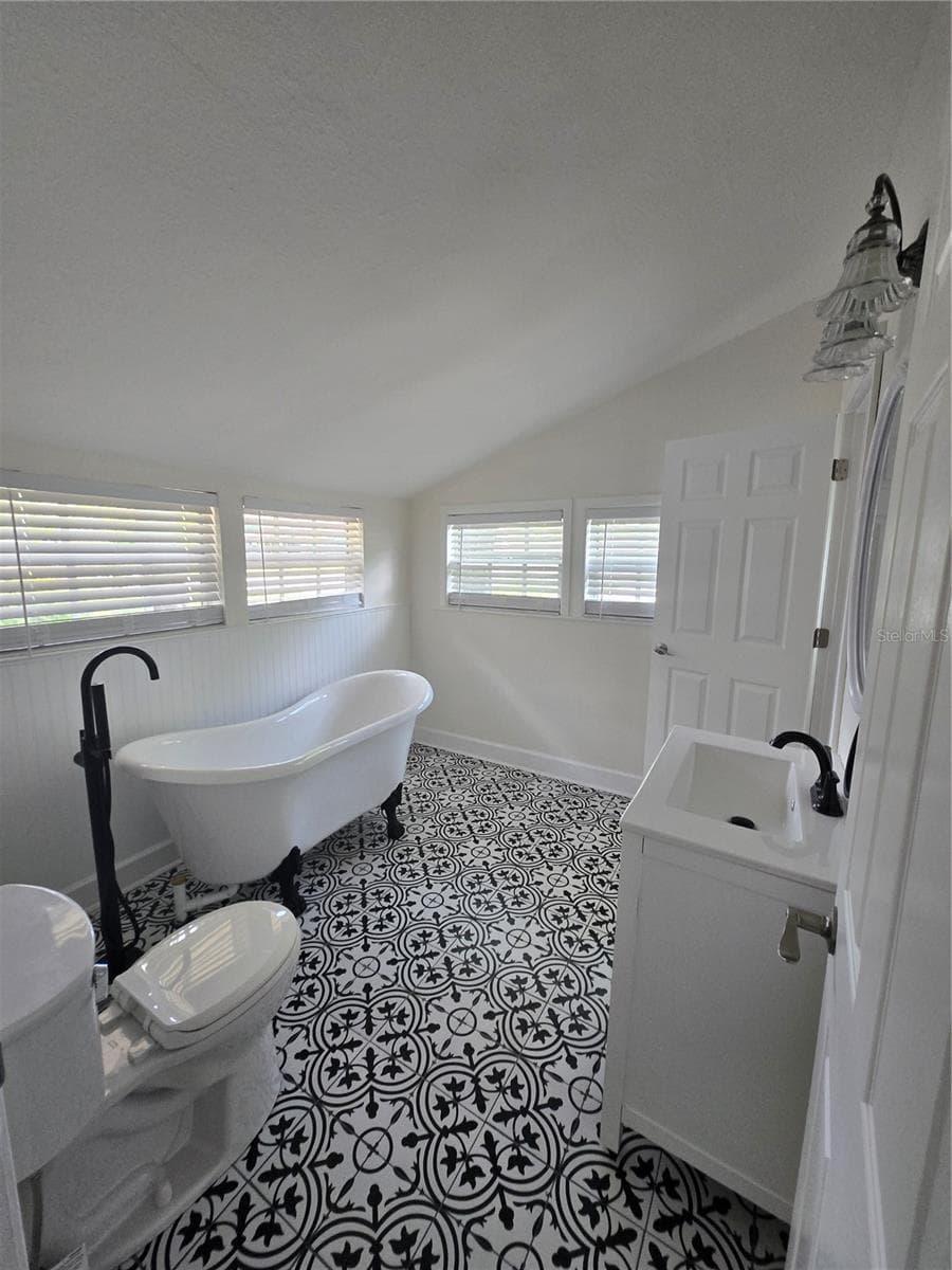 Single Family Residence at 300 E IDLEWILD AVE, TAMPA, photo 11 of 35