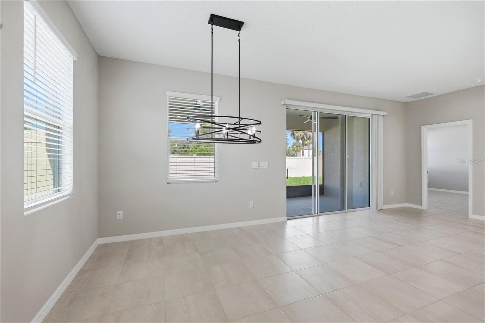 Casual Dining - 12413 DORA TRL, PARRISH