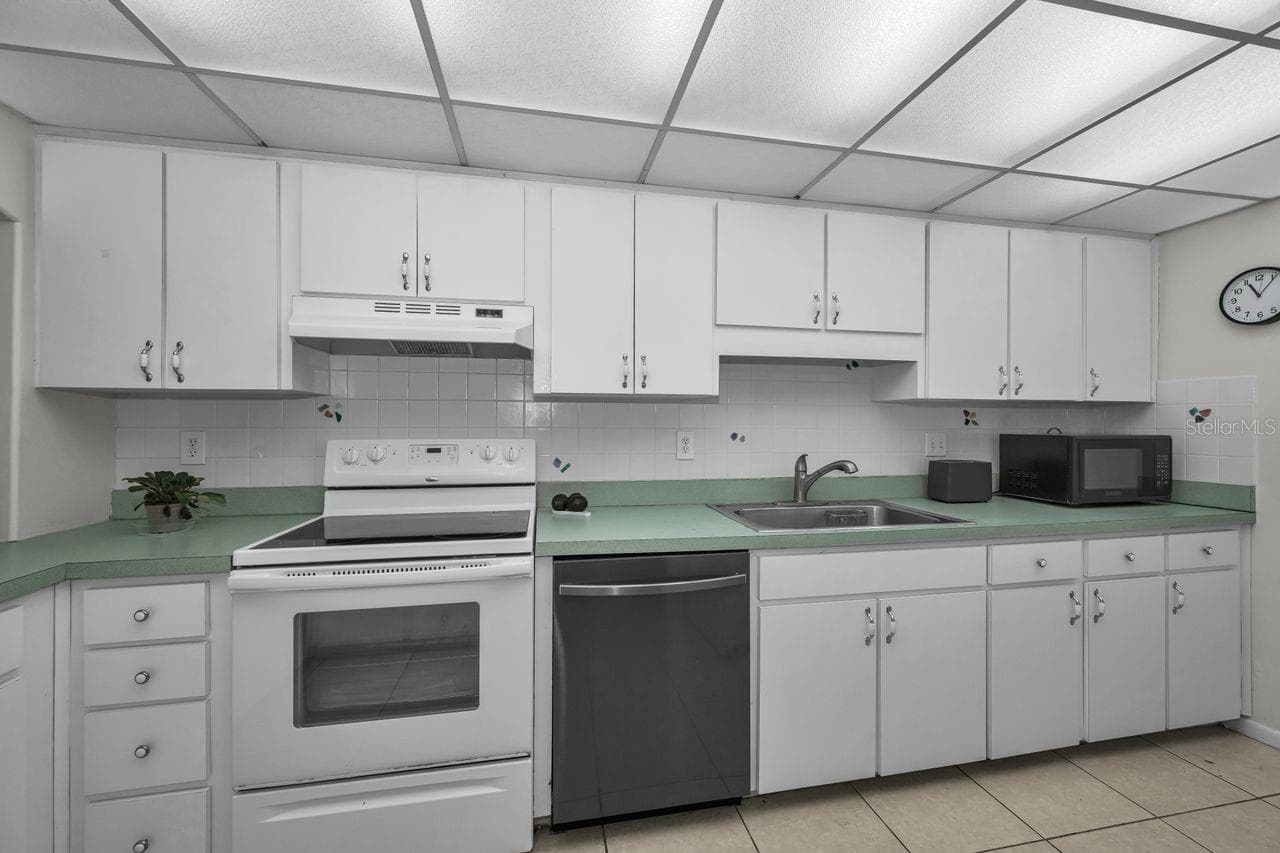 kitchen with pass through - 3505 TARPON WOODS BLVD #O-403, PALM HARBOR