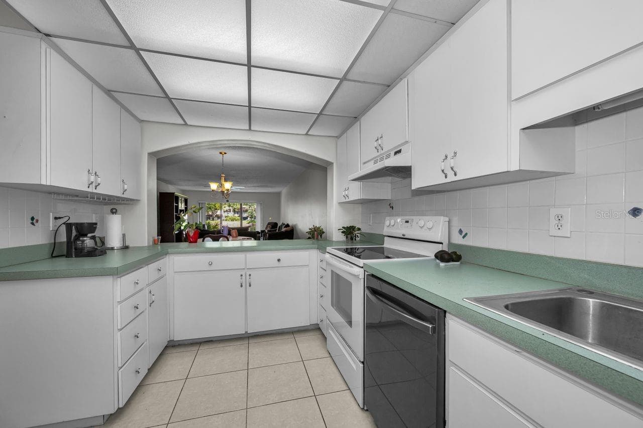 kitchen with pass through - 3505 TARPON WOODS BLVD #O-403, PALM HARBOR