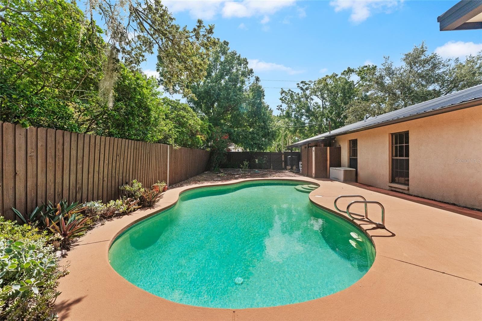 Fully-Fenced Yard provides a quiet space to unwind. - 3011 LAKE ELLEN DR, TAMPA