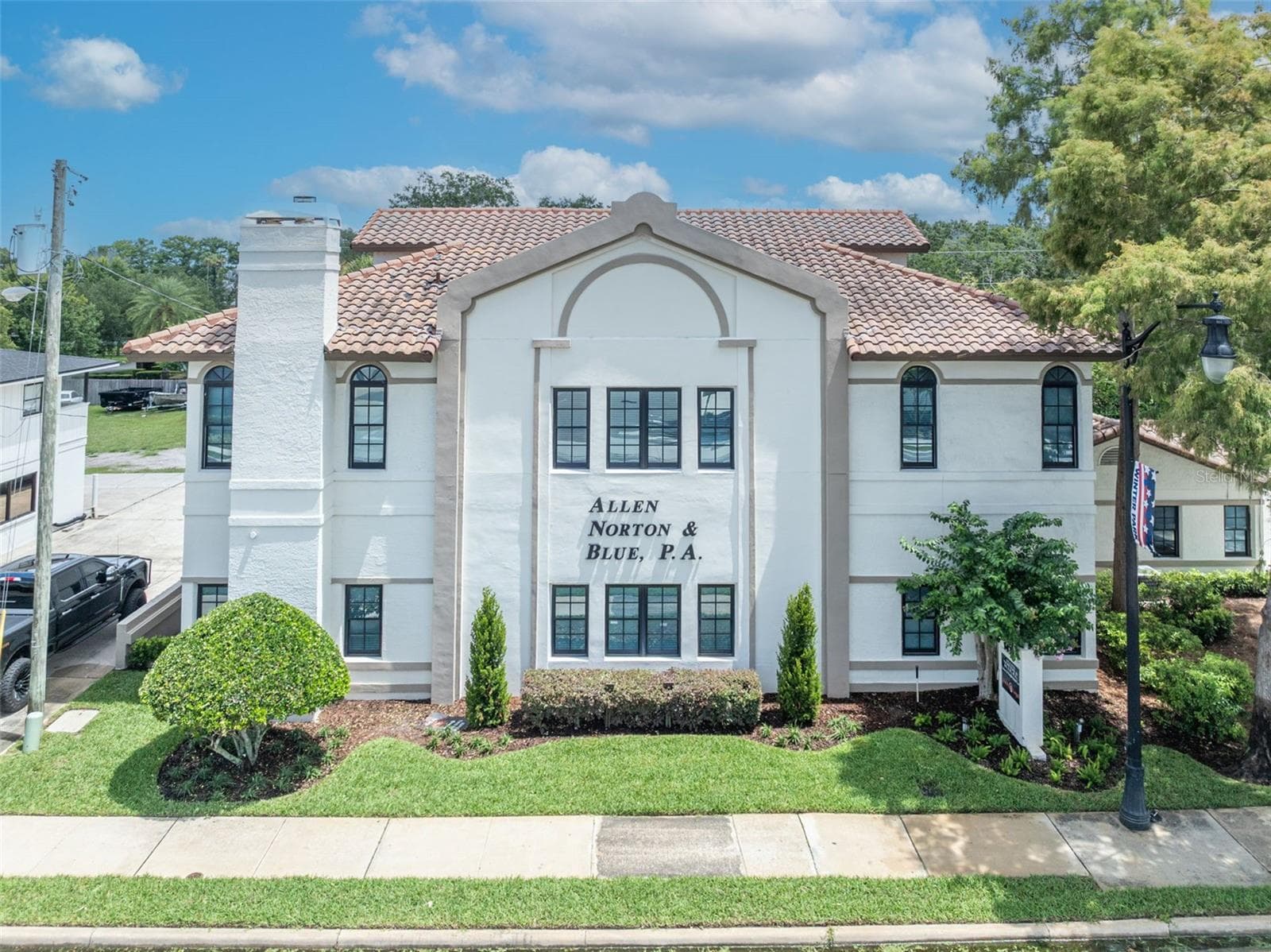 1477 W FAIRBANKS AVE