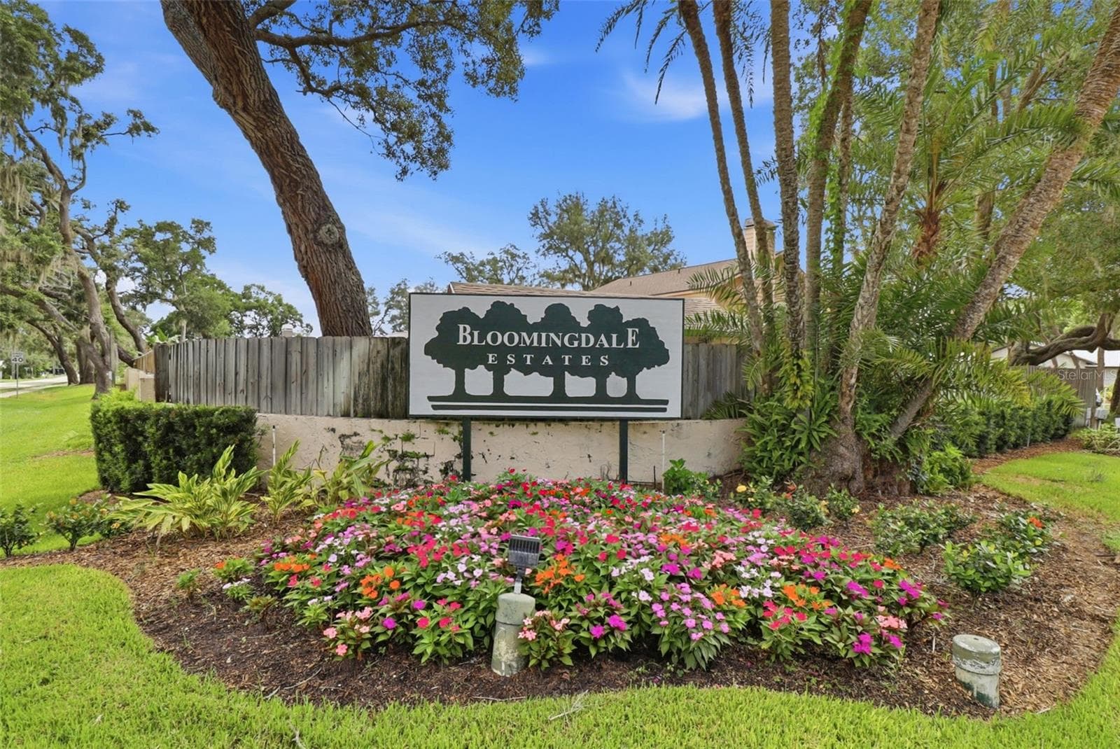 Neighborhood entrance - 302 BLOOMINGFIELD DR, BRANDON