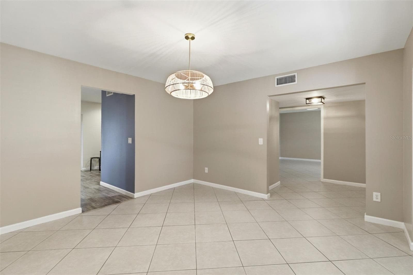 Dining room with view into kitchen and office/flex space - 302 BLOOMINGFIELD DR, BRANDON