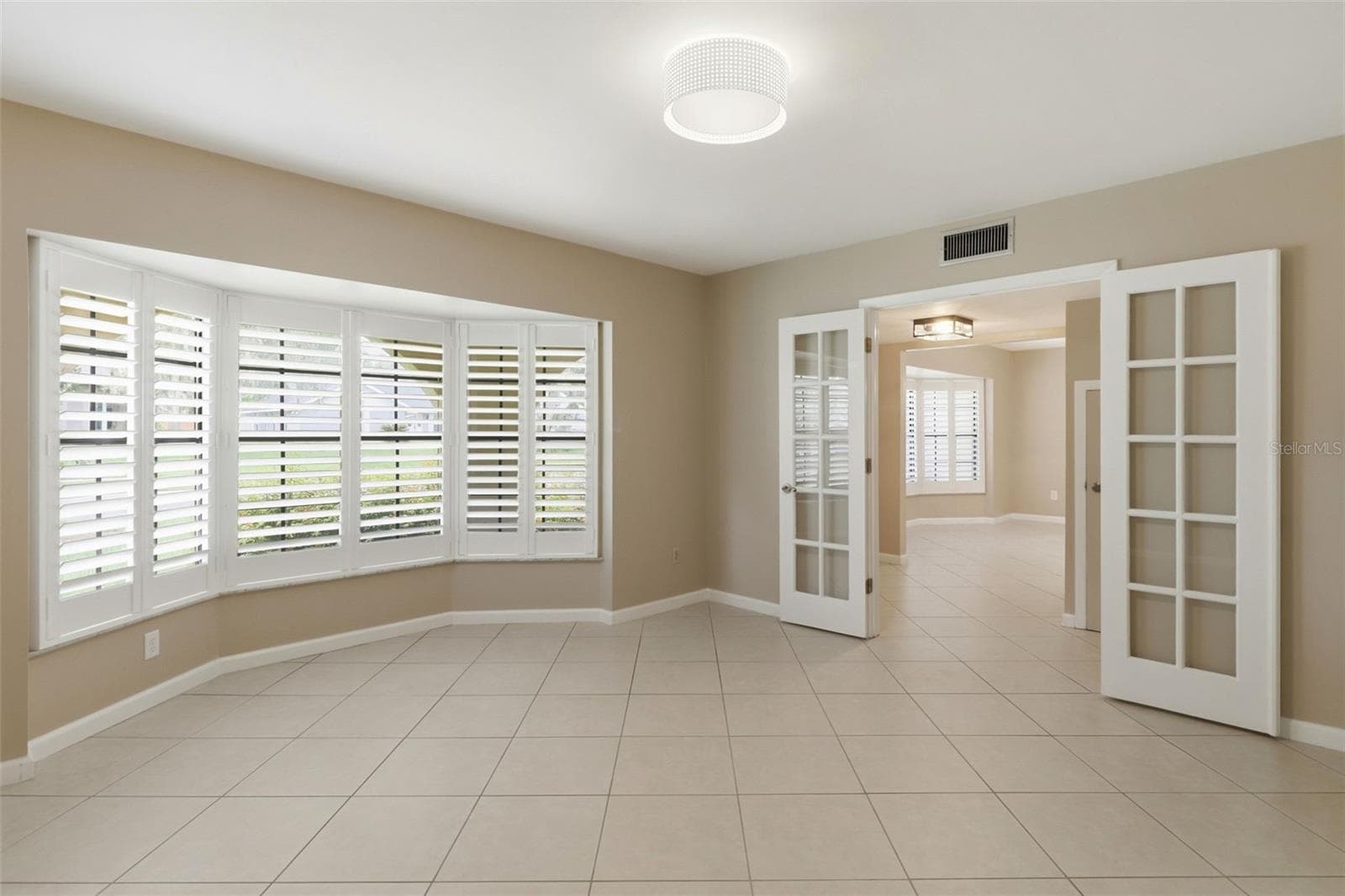 Office/flex space - looking into dining room and entryway - 302 BLOOMINGFIELD DR, BRANDON