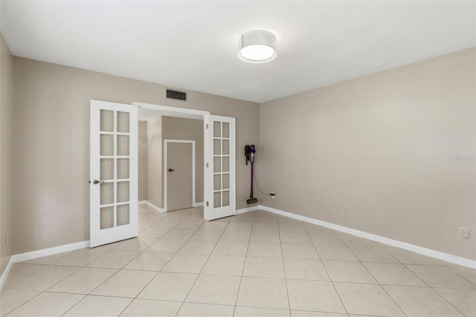 Office/flex space - and closet under stairs - 302 BLOOMINGFIELD DR, BRANDON