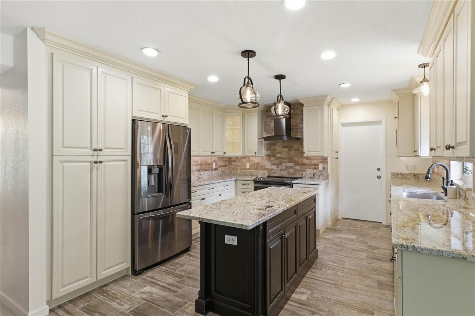 Kitchen - custom design with under cabinet lighting - 302 BLOOMINGFIELD DR, BRANDON