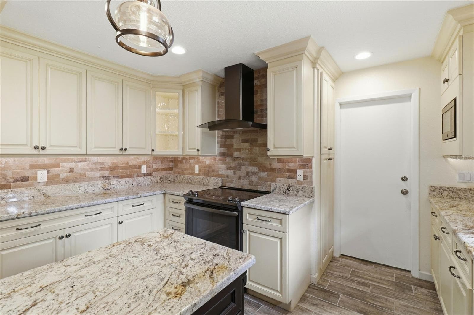 Kitchen - corner lighted cabinet for display - 302 BLOOMINGFIELD DR, BRANDON