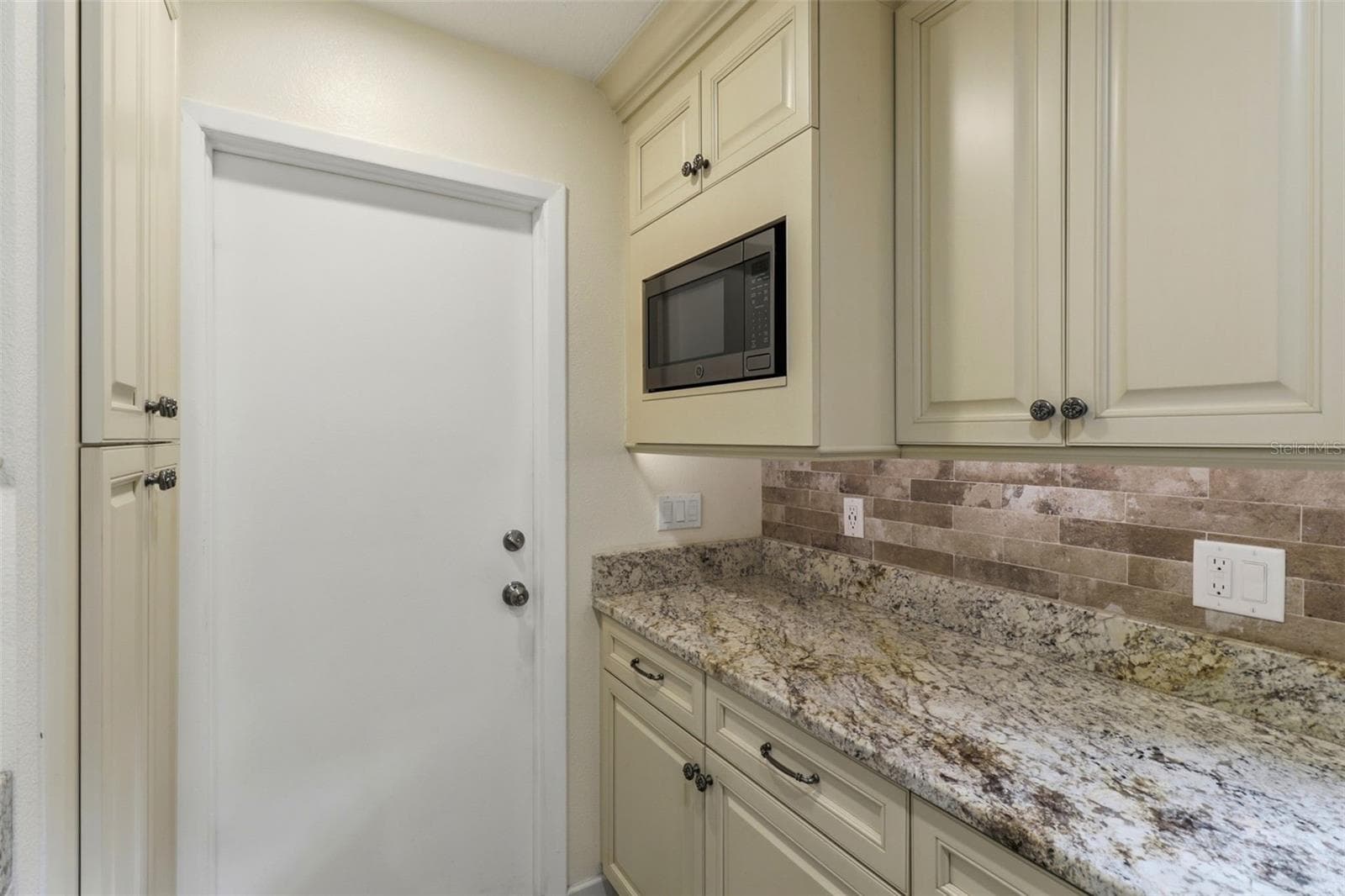 Door to inside laundry room - 302 BLOOMINGFIELD DR, BRANDON