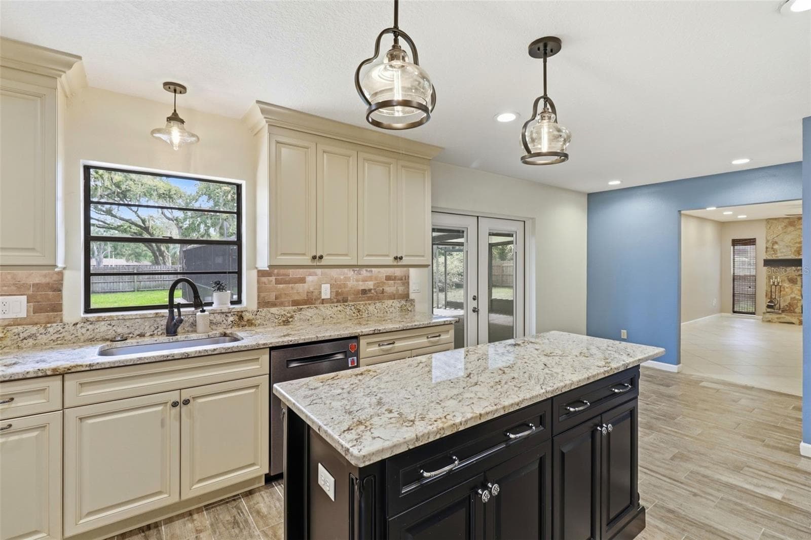 Kitchen looking at breakfast nook and living room - 302 BLOOMINGFIELD DR, BRANDON