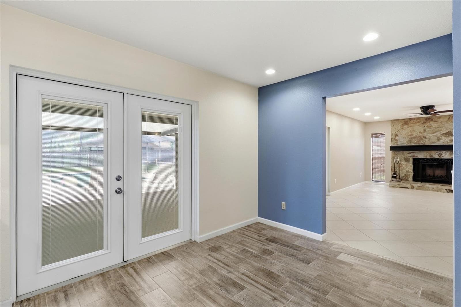 Breakfast nook with doors to pool and lanai - 302 BLOOMINGFIELD DR, BRANDON