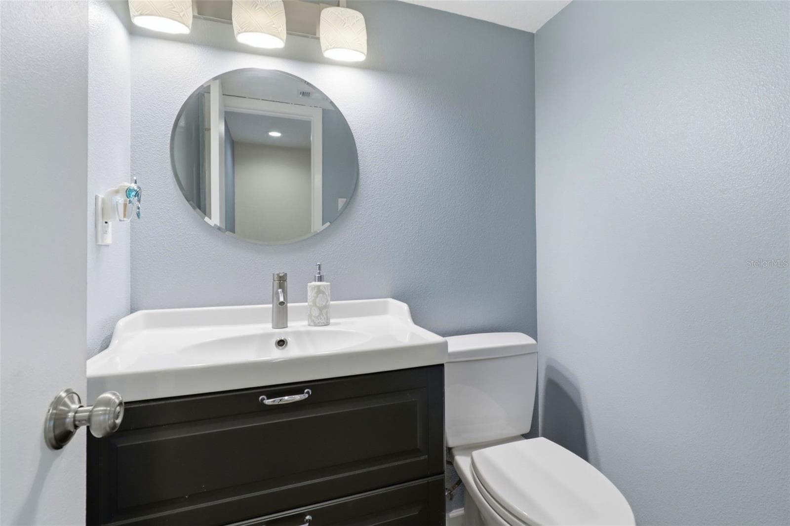 Downstairs half bath - 302 BLOOMINGFIELD DR, BRANDON