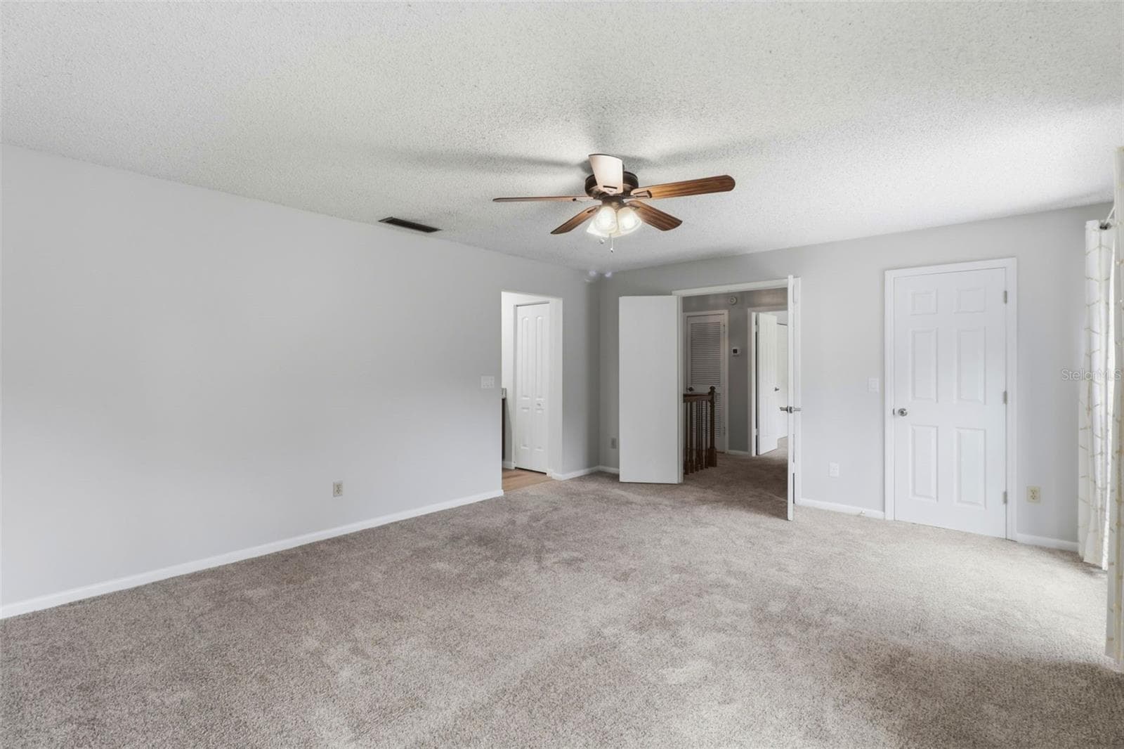 Primary bedroom with double door entry, Walk-in closet and ensuite - 302 BLOOMINGFIELD DR, BRANDON